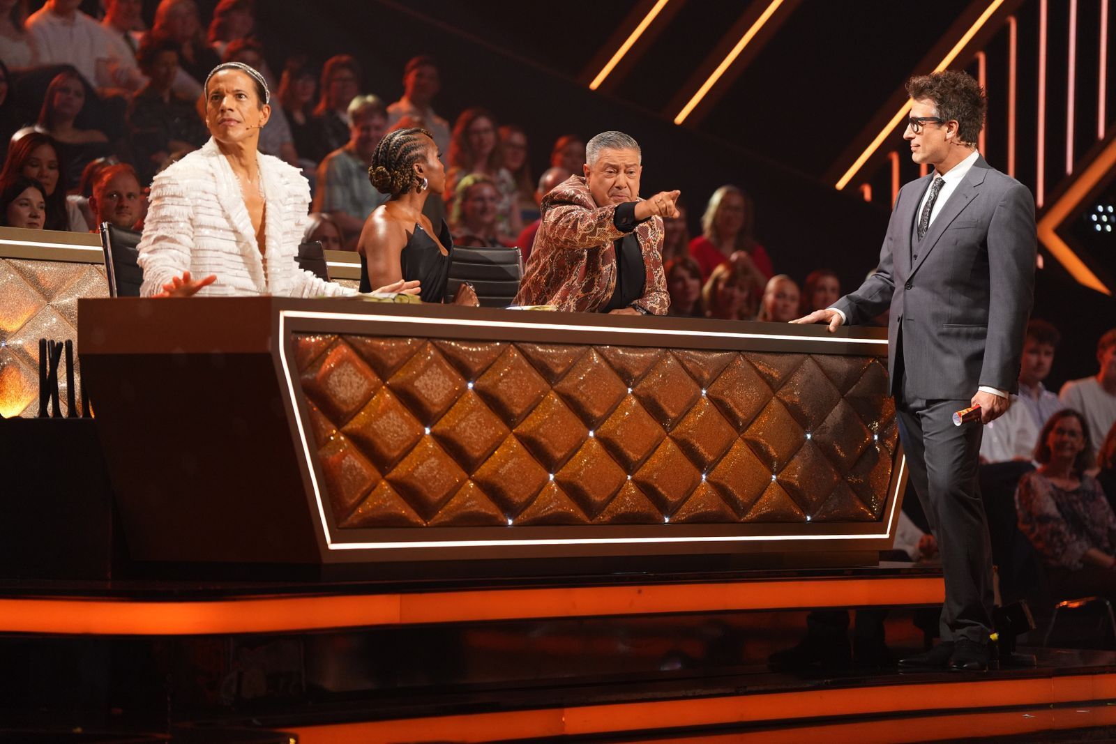 Nach dem Auftritt von Ross Antony kommt es zum Streit zwischen Joachim Llambi und Motsi Mabuse. (Bild: RTL / Stefan Gregorowius)