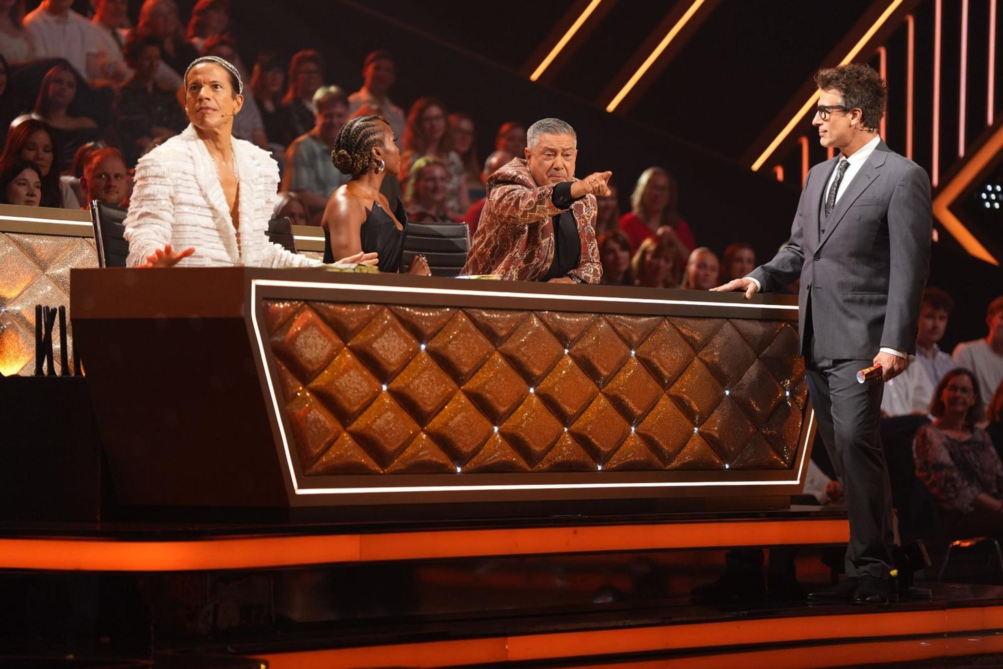 Nach dem Auftritt von Ross Antony kommt es zum Streit zwischen Joachim Llambi und Motsi Mabuse. (Bild: RTL / Stefan Gregorowius)