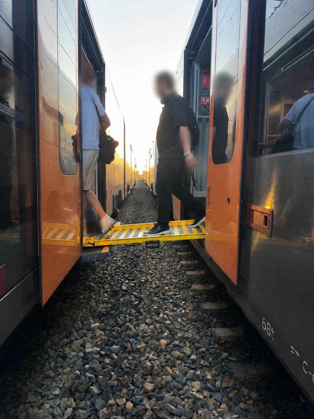 Reisende verlassen die defekte Regionalbahn über eine Rampe.