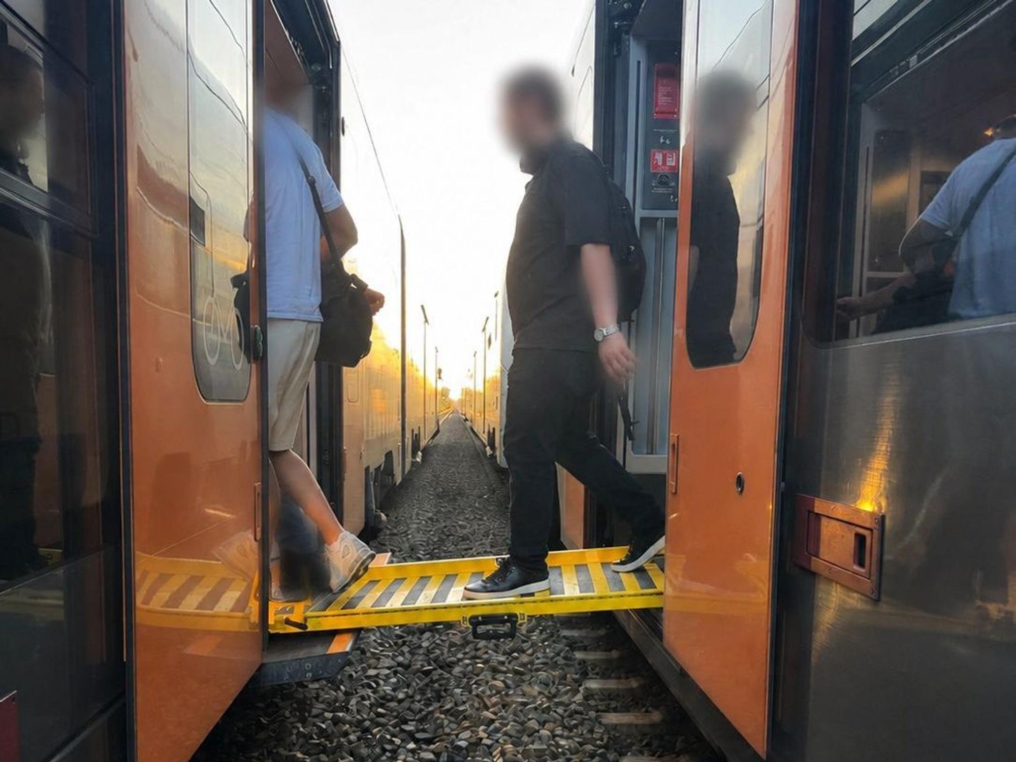 Reisende verlassen die defekte Regionalbahn über eine Rampe.