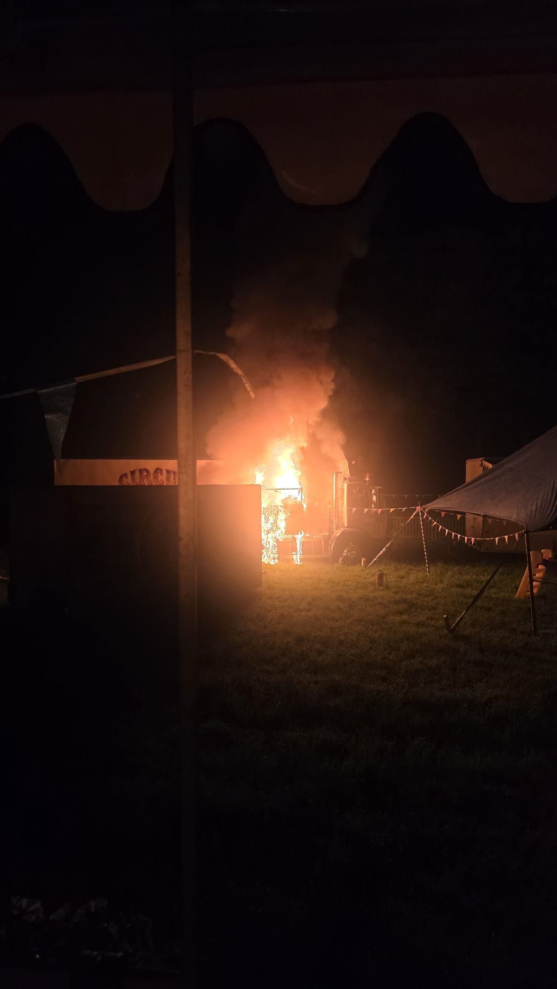 Die Flammen waren nicht mehr aufzuhalten. Der Lastwagen der Familie vom Circus Charles Monroe in Köln brannte komplett aus.