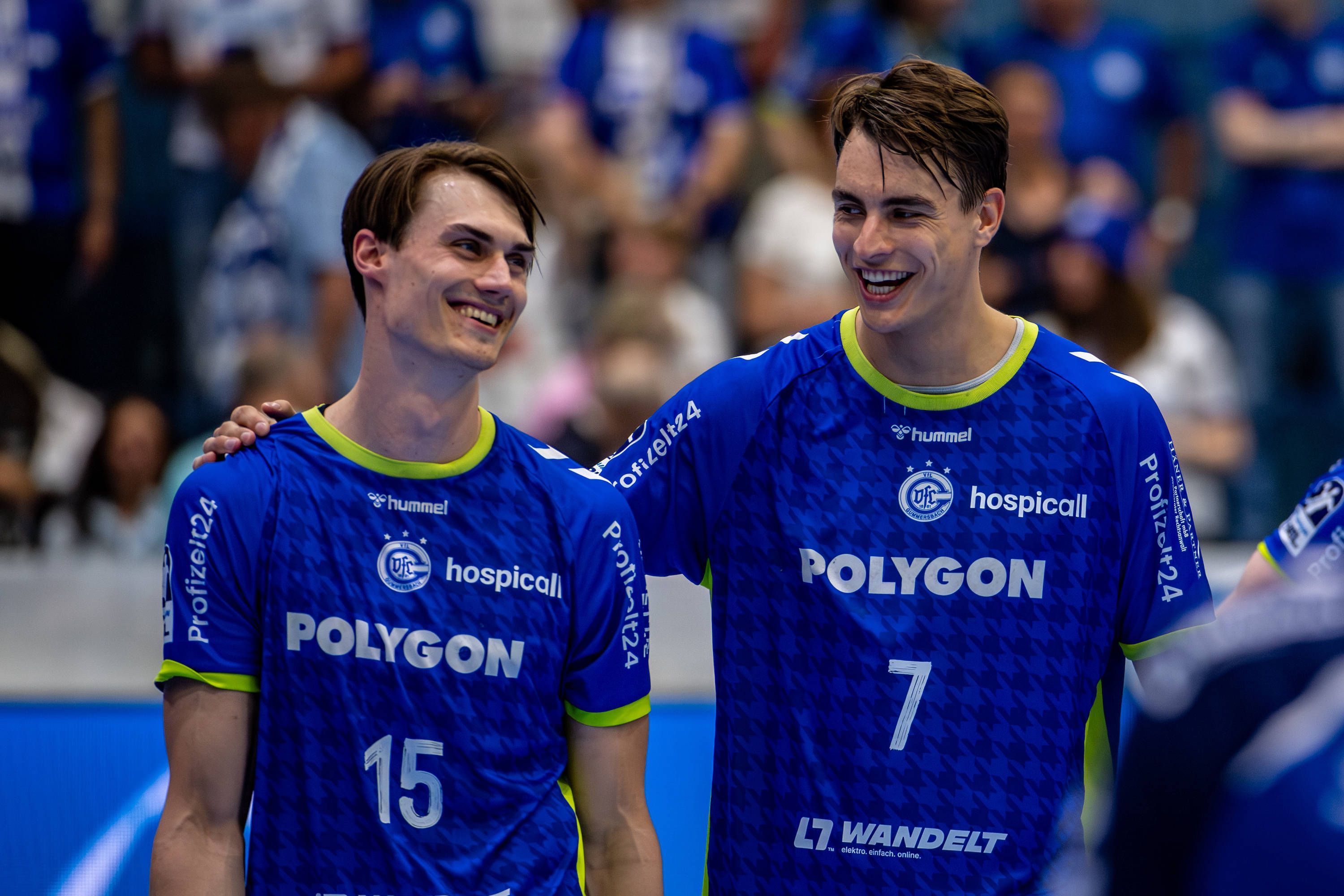 Julian Köster hat seinem Teamkollegen Miro Schluroff die Hand auf die Schulter gelegt und beide lachen.