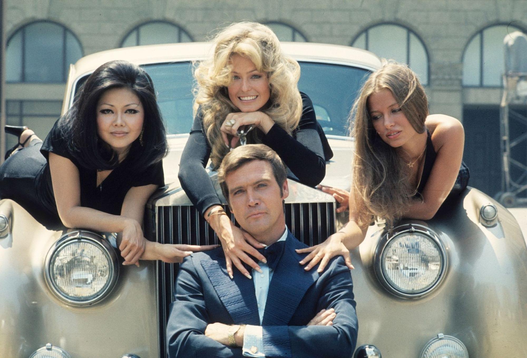 Mit seiner Ehefrau Farah Fawcett (Bild, oben Mitte) stand Lee Majors für die Serie „Der Sechs Millionen Dollar Mann“ (verfügbar bei RTL+) vor der Kamera. (Bild: RTL / Silverton Productions/Universal Television)