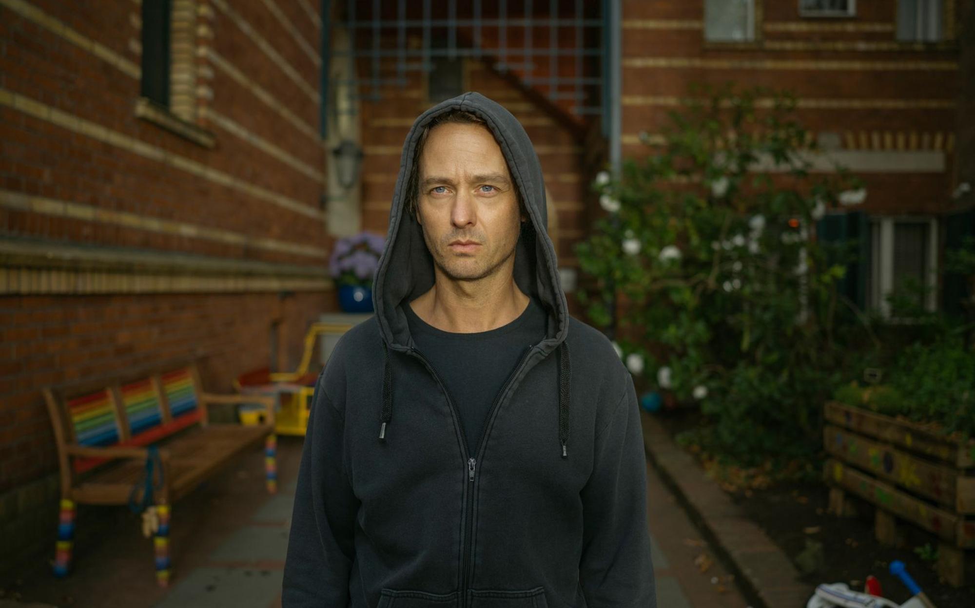 In der zweiten Staffel der Buchadaption „Achtsam morden“ will Anwalt Björn Diemel (Tom Schilling) nur einen ruhigen Urlaub mit der Familie genießen, bringt dann aber aus Versehen einen Kellner ums Eck. (Bild: Netflix / Anika Molnar)