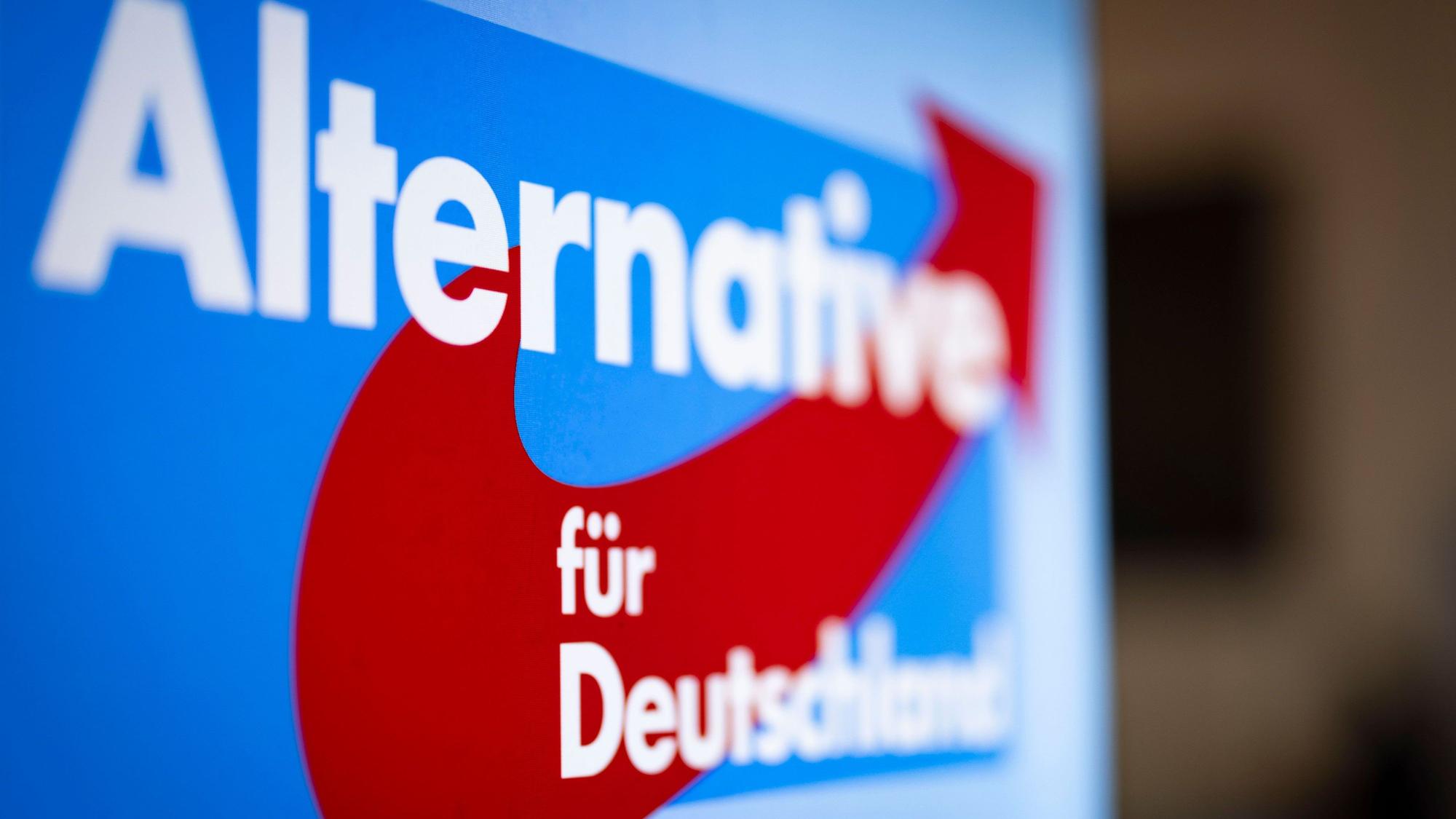 Archivbild: Aufsteller mit dem Schriftzug „Alternative für Deutschland“ und dem Logo der AfD.