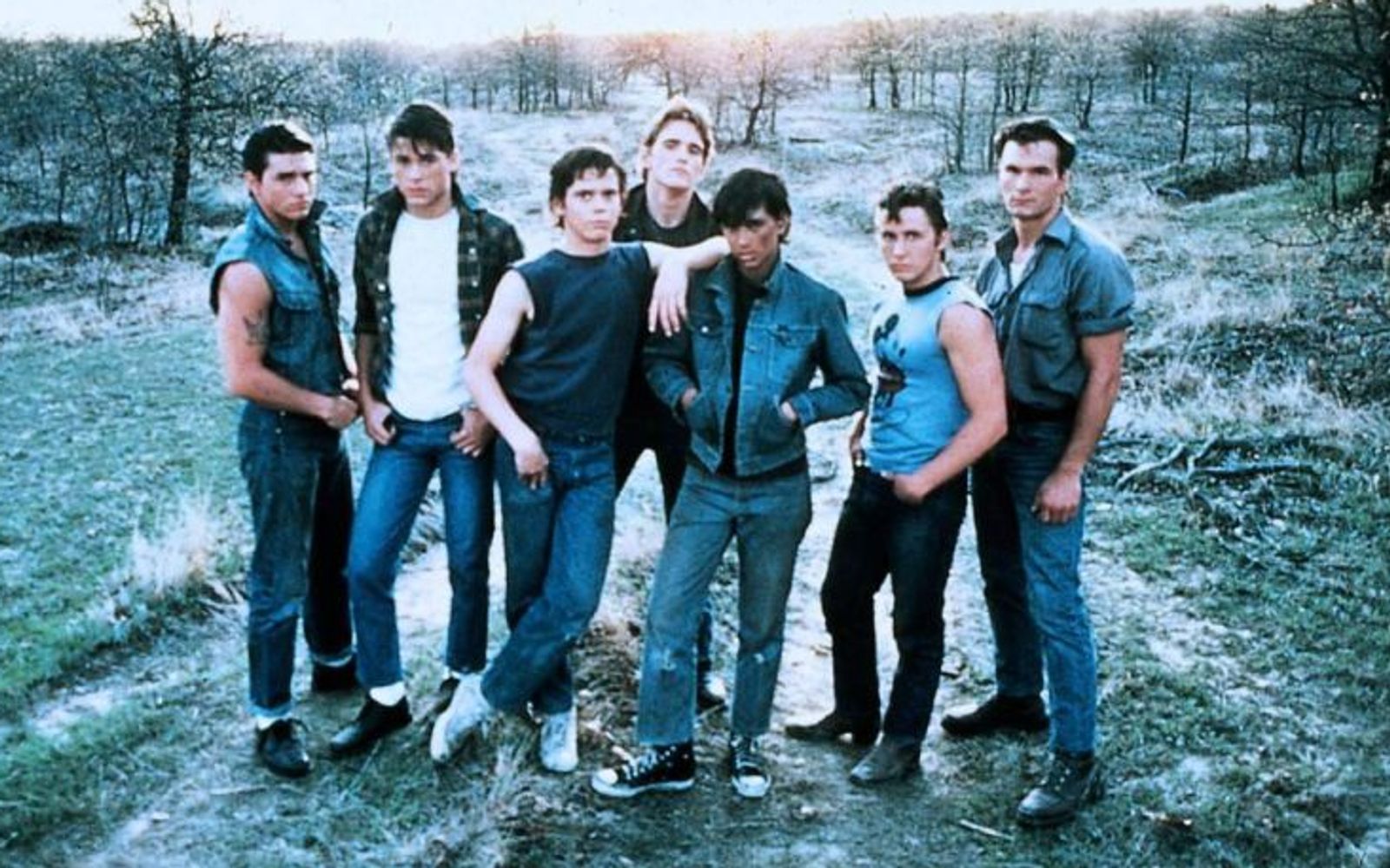 In „Die Outsider: Rebellen ohne Grund“ hatten zahlreiche (Super-)Stars eine ihrer ersten großen Rollen: (von links) Tom Cruise, Rob Lowe, C. Thomas Howell, Matt Dillon, Ralph Macchio, Emilio Estevez und Patrick Swayze. (Bild: Arthaus)