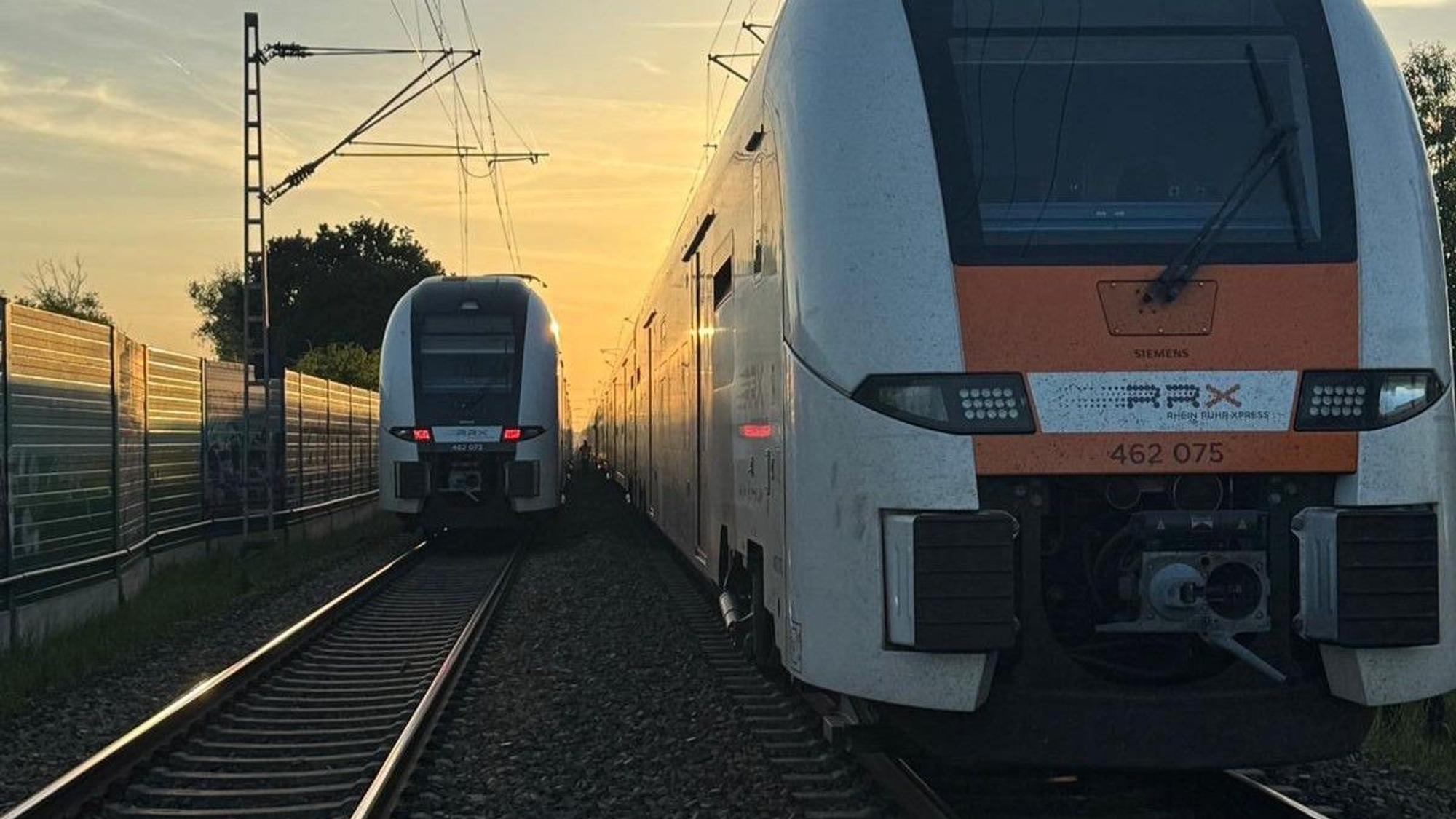Eine Regionalbahn war aus unbekannten Ursachen liegengeblieben. Für die Evakuierung musste eine Ersatzbahn angefordert werden.