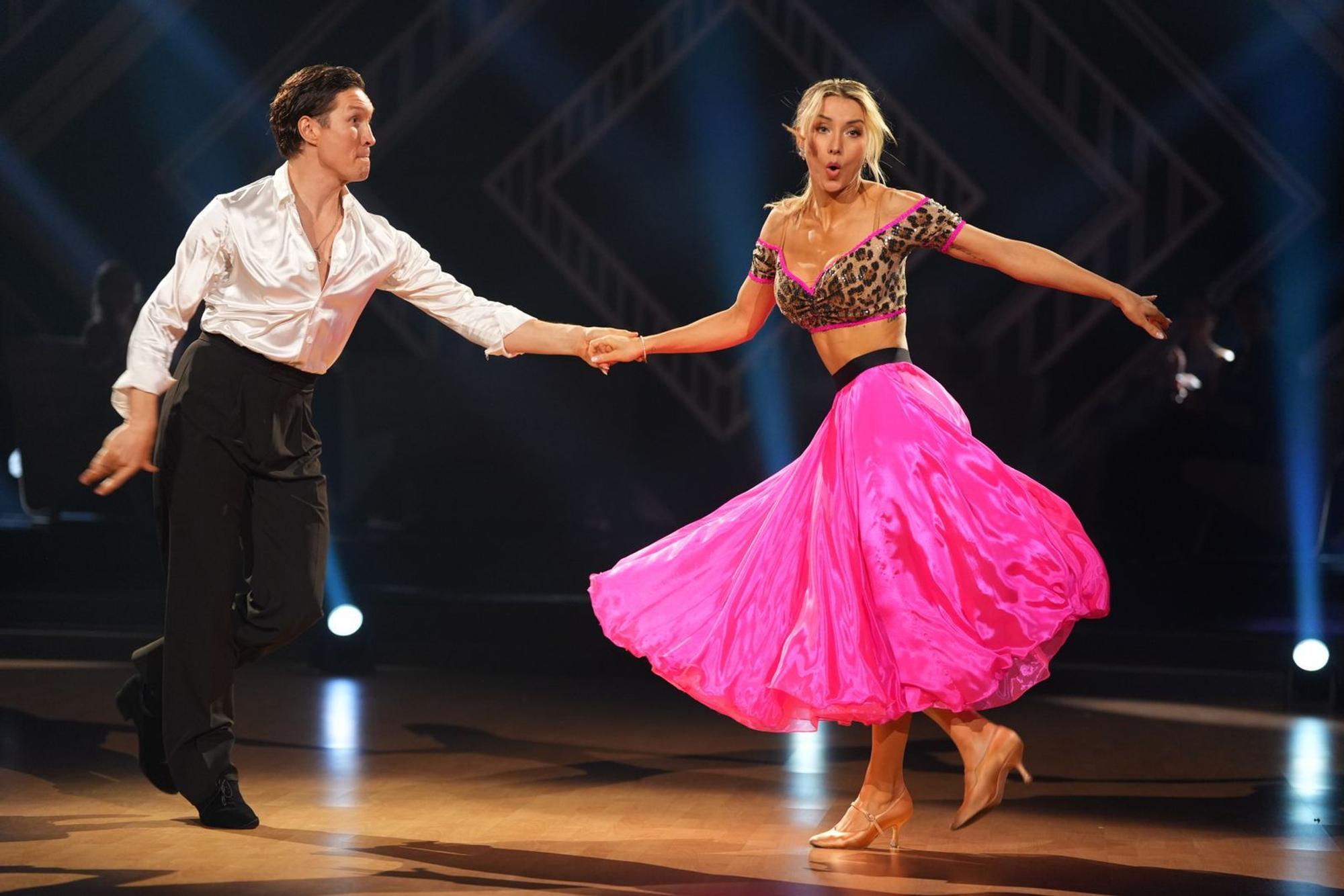 Mit einem packenden Impro-Dance aus Jive und Wiener Walzer ertanzen sich Anna-Carina Woitschack und Evgeny Vinokurov 30 Punkte. (Bild: RTL / Stefan Gregorowius)