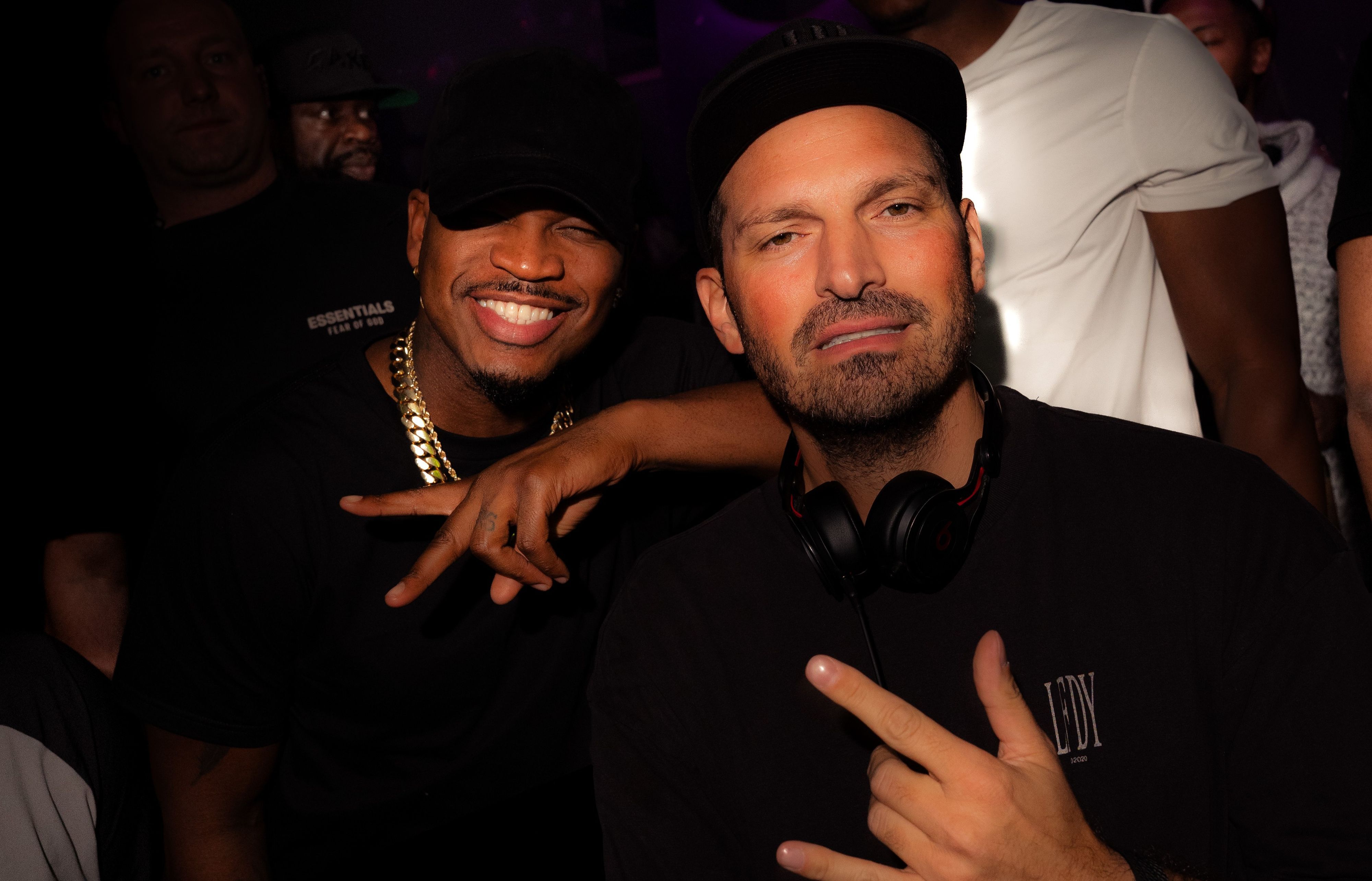 US-Star Ne-Yo (l.) posiert bei einem Besuch im Kölner Club Flamingo Royal mit DJ Teddy-O.