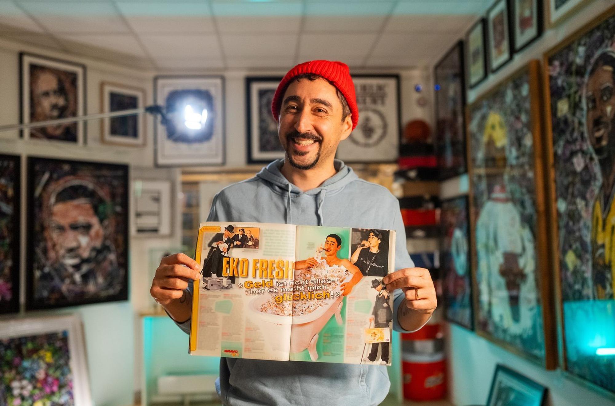 In der Doku wird darüber gestritten, ob Rapper Eko Fresh (Bild) oder sein Konkurrent Bushido der erste Migrant auf dem Cover der BRAVO waren. Fest steht jedoch, dass in den Nullerjahren kein Weg mehr vorbeiführte am Jugend-Phänomen Deutsch-Rap. (Bild: © ARD Kultur/Looks Media/Benjamin Kahlmeyer,)