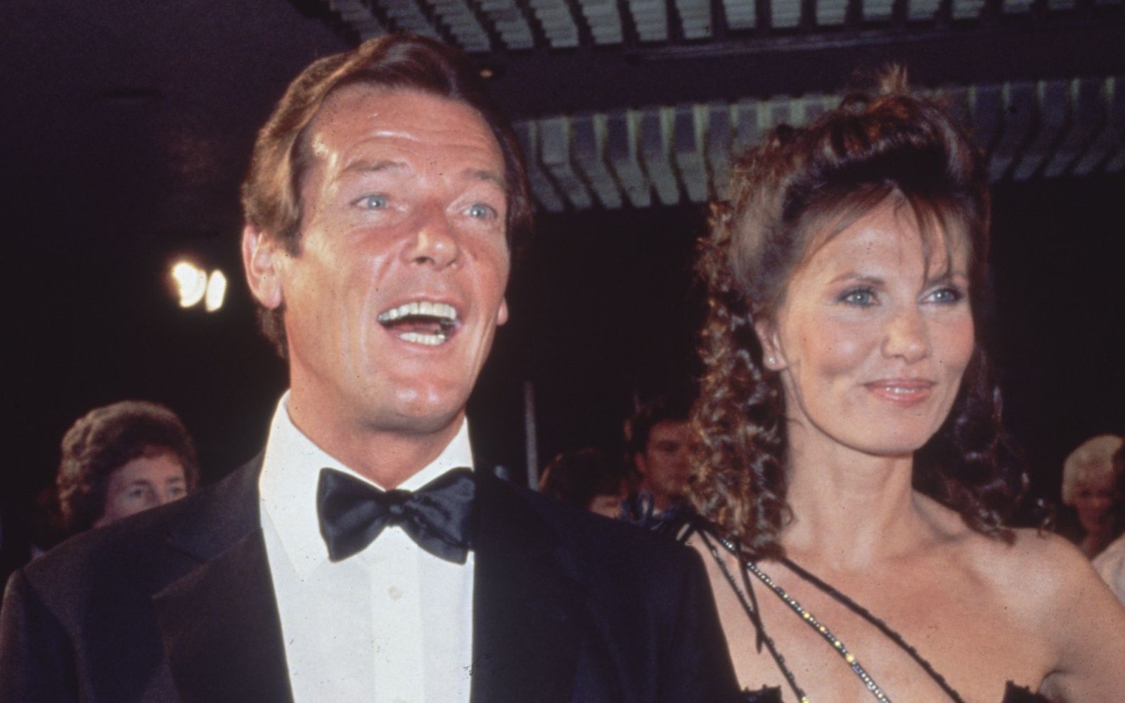 Roger Moore und Maud Adams 1983 bei einer Premiere von „James Bond - Octopussy“ (Bild: Hulton Archive/Getty Images)