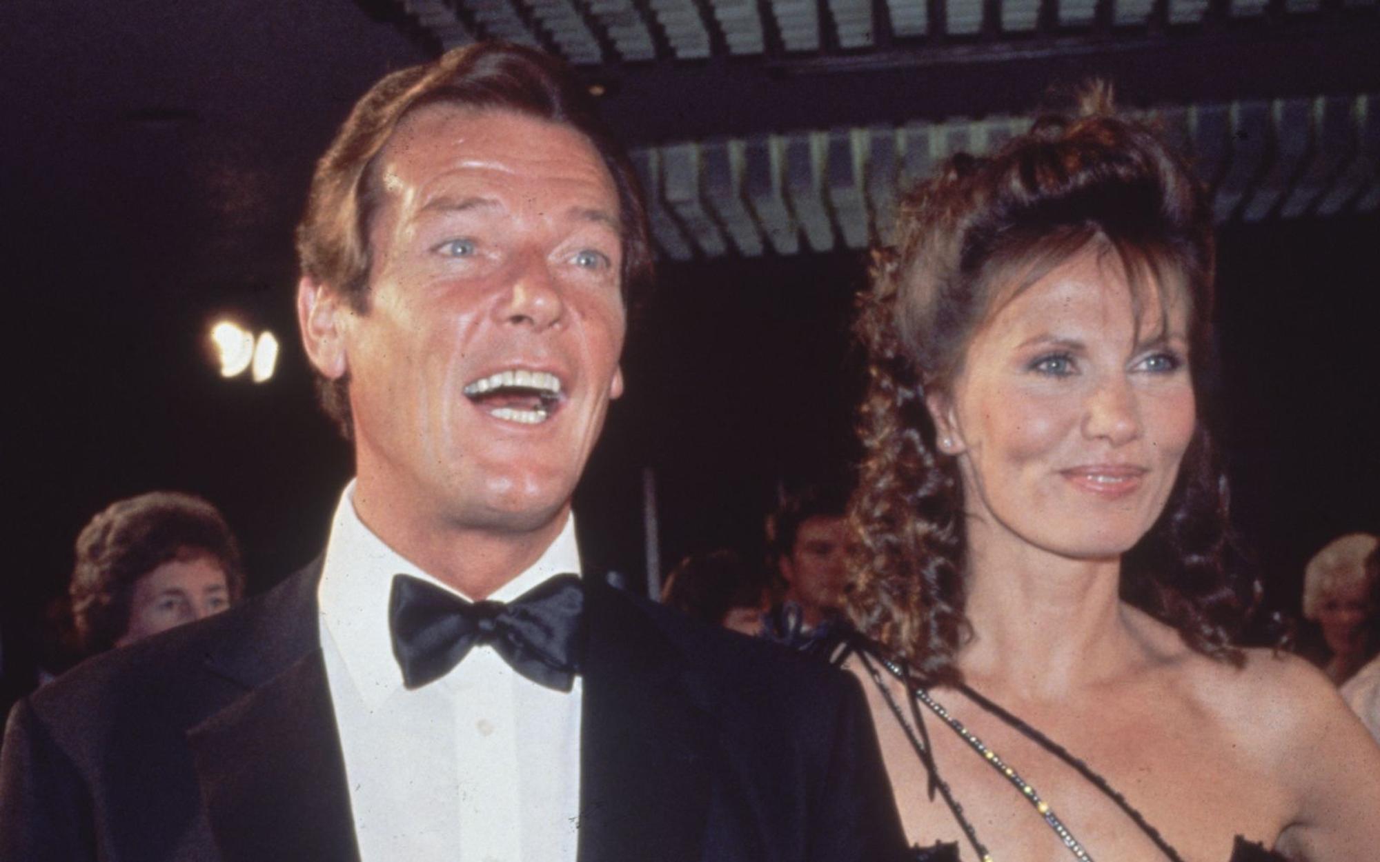 Roger Moore und Maud Adams 1983 bei einer Premiere von „James Bond - Octopussy“ (Bild: Hulton Archive/Getty Images)