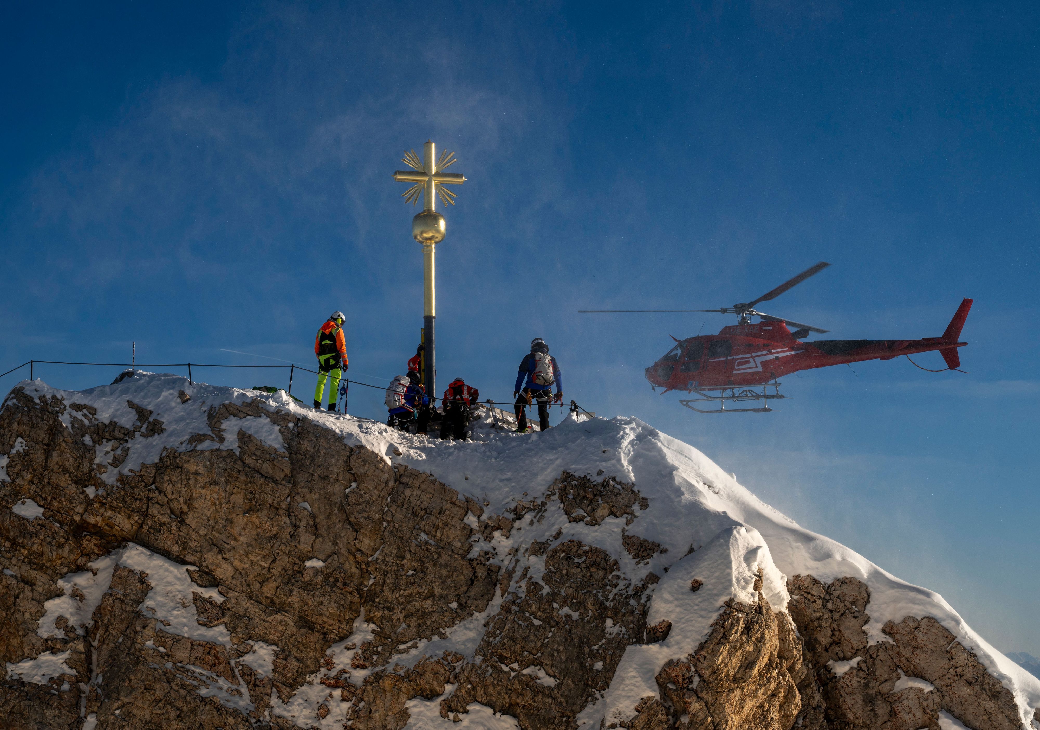 Ein Hubschrauber am Gipfel der Zugspitze (Archivfoto).