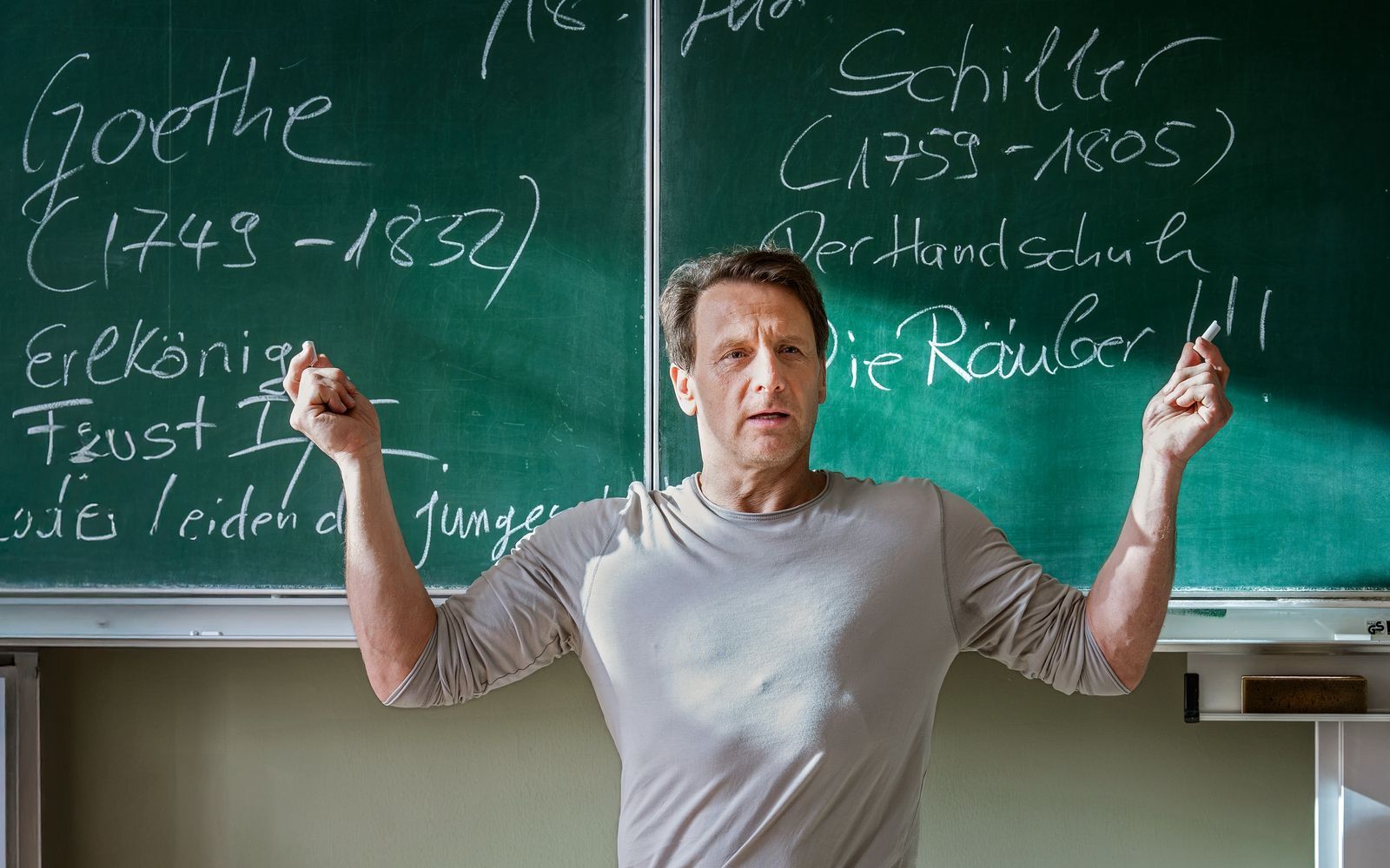 Hendrik Duryn stammt selbst aus einer Lehrerfamilie. Seine Mutter Charlotte diente ihm indirekt auch als Vorbild für die Figur Stefan Vollmer, die er in der RTL-Serie „Der Lehrer“ verkörpert, wie er im Interview verrät.  (Bild: RTL / Steffen Junghans)