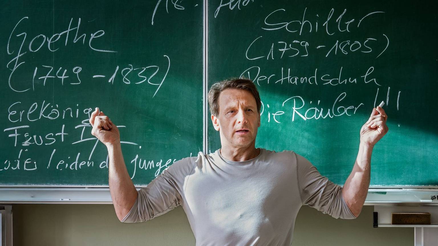 Hendrik Duryn stammt selbst aus einer Lehrerfamilie. Seine Mutter Charlotte diente ihm indirekt auch als Vorbild für die Figur Stefan Vollmer, die er in der RTL-Serie „Der Lehrer“ verkörpert, wie er im Interview verrät. (Bild: RTL / Steffen Junghans)