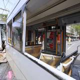 Zwei Straßenbahnen sind in Düsseldorf aus noch nicht geklärten Umständen an der Ecke Berliner Allee und der Graf-Adolf-Straße frontal kollidiert.