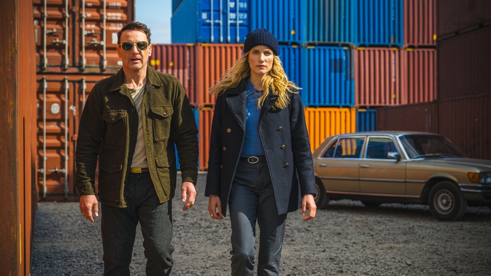 In der RTL-Reihe „Dünentod - Ein Nordsee-Krimi“ ermittelt Hendrik Duryn als Kommissar Tjark Wolf gemeinsam mit Isabel Thierauch als Hauptkommissarin Friedericke Olsen in Ostfriesland. Die Folgen zehn und elf wurden Anfang 2026 gedreht.  (Bild: RTL / MadeFor/ Stanislav Honzík)