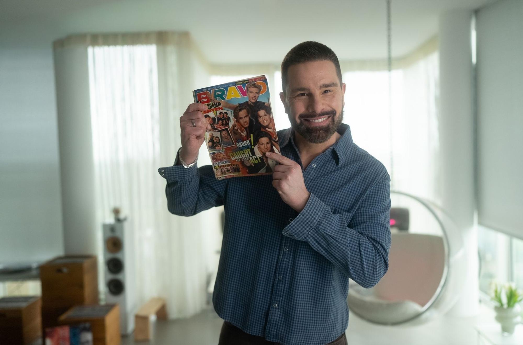 Eloy de Jong, ehemaliger Posterboy der Band Caught in the Act, erzählt von der „Zusammenarbeit“ mit der BRAVO. Dass Eloy lange Zeit seine Homosexualität verbergen musste, wie damals alle BRAVO-Stars jegliche feste Beziehungen oder von der Norm abweichende sexuelle Orientierung, diesem Kapitel widmet sich die Doku auch. (Bild: © ARD Kultur/Looks Media/Benjamin Kahlmeyer,)