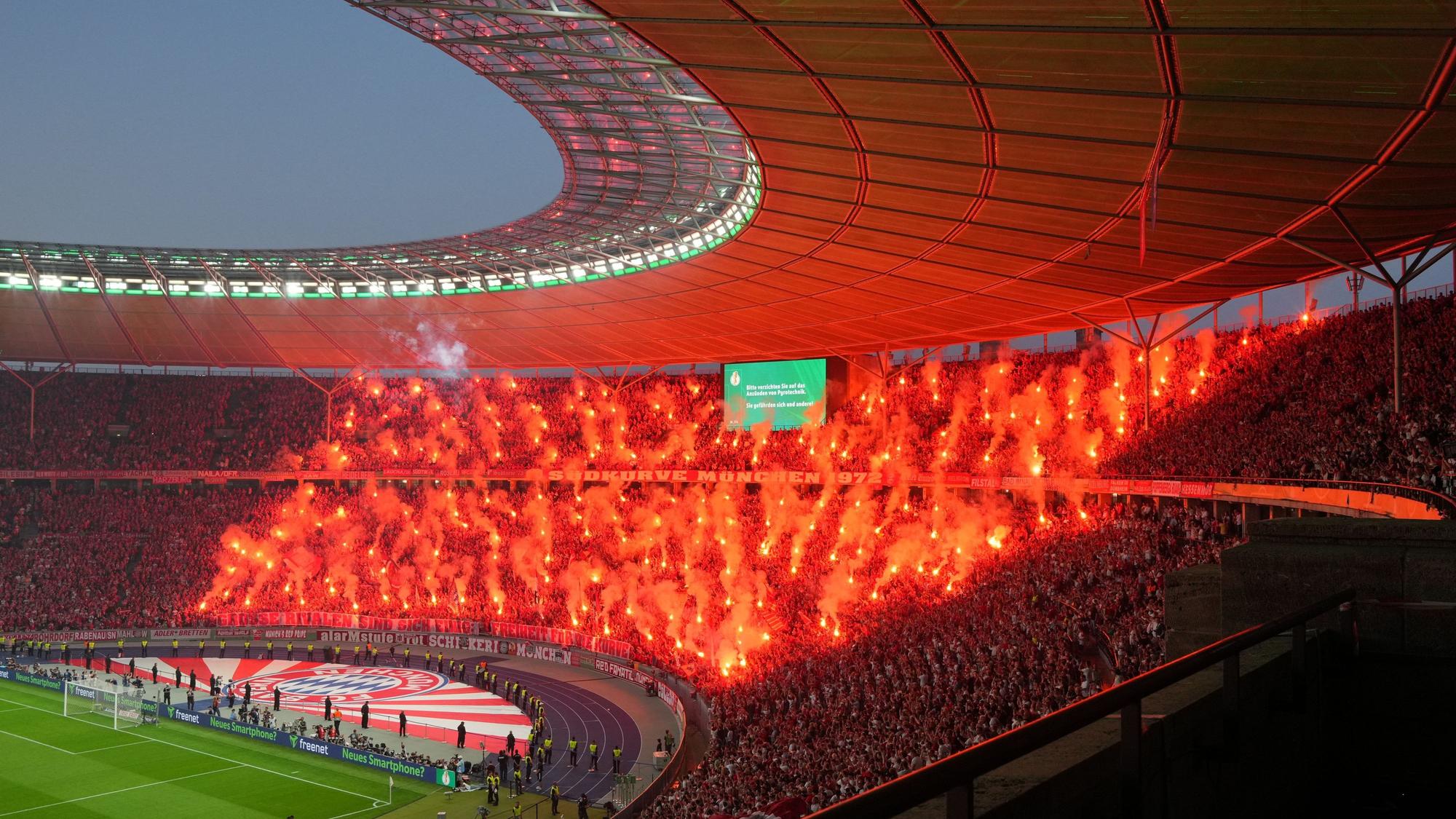 Fans von Bayern München feiern mit Pyrotechnik.