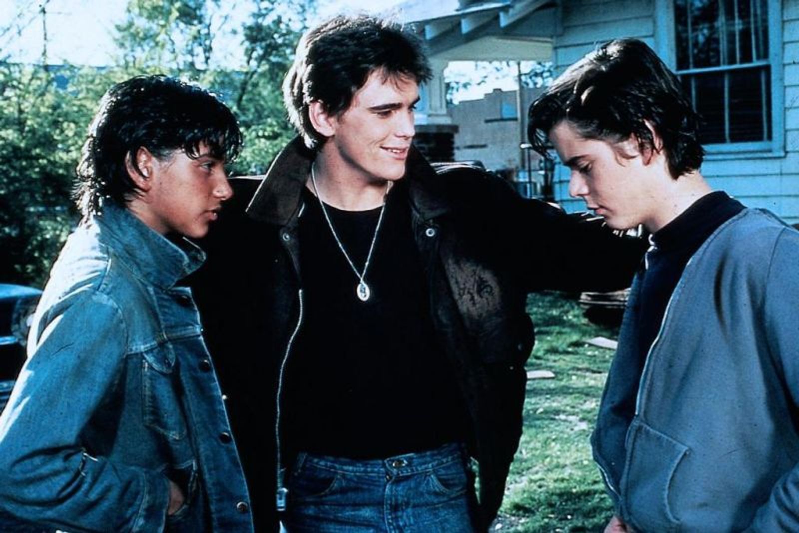Matt Dillon spielt in „Die Outsider“ (Bild, Mitte, mit Ralph Macchio, links und C. Thomas Howell) ein gerade erst aus dem Gefängnis entlassenes Mitglied einer Jugendgang. (Bild: Arthaus)