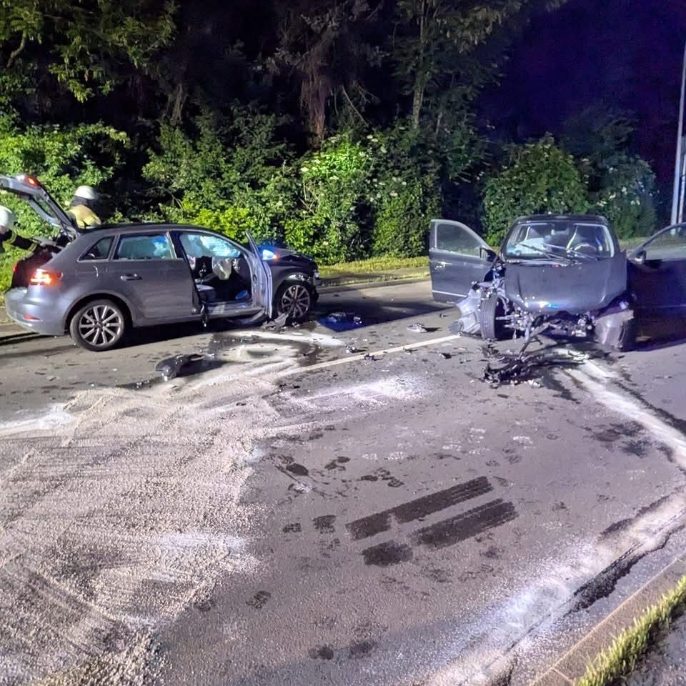 Der BMW musste nach Alleinunfall abgeschleppt werden.