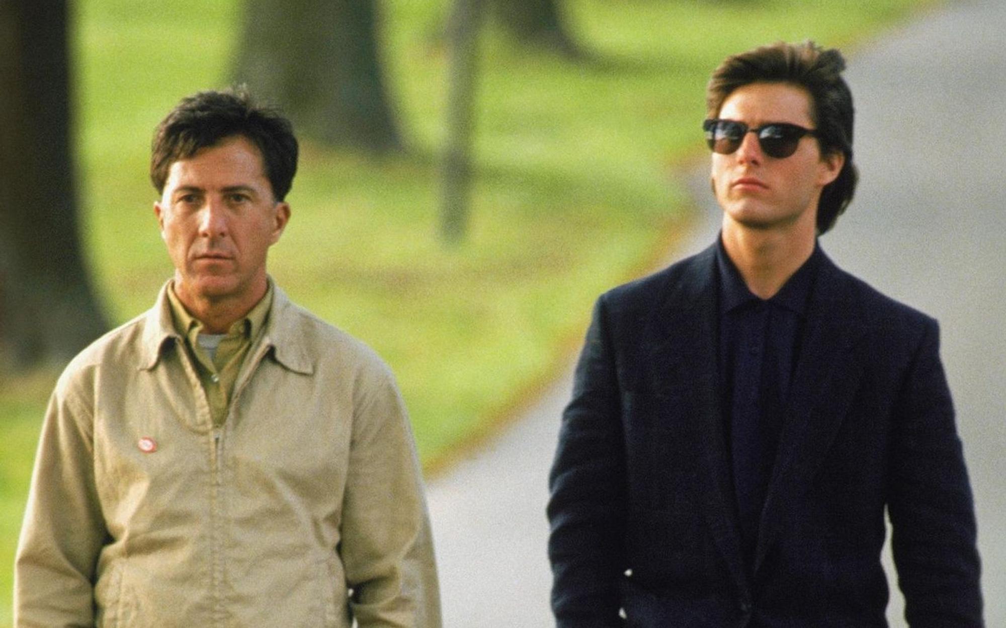 Um an das Erbe der Eltern zu kommen, entführt Charlie (Tom Cruise, rechts) seinen autistischen Bruder Raymond (Dustin Hoffman) aus dem Heim. (Bild: 1988 United Artists Pictures, Inc. All rights reserved.)