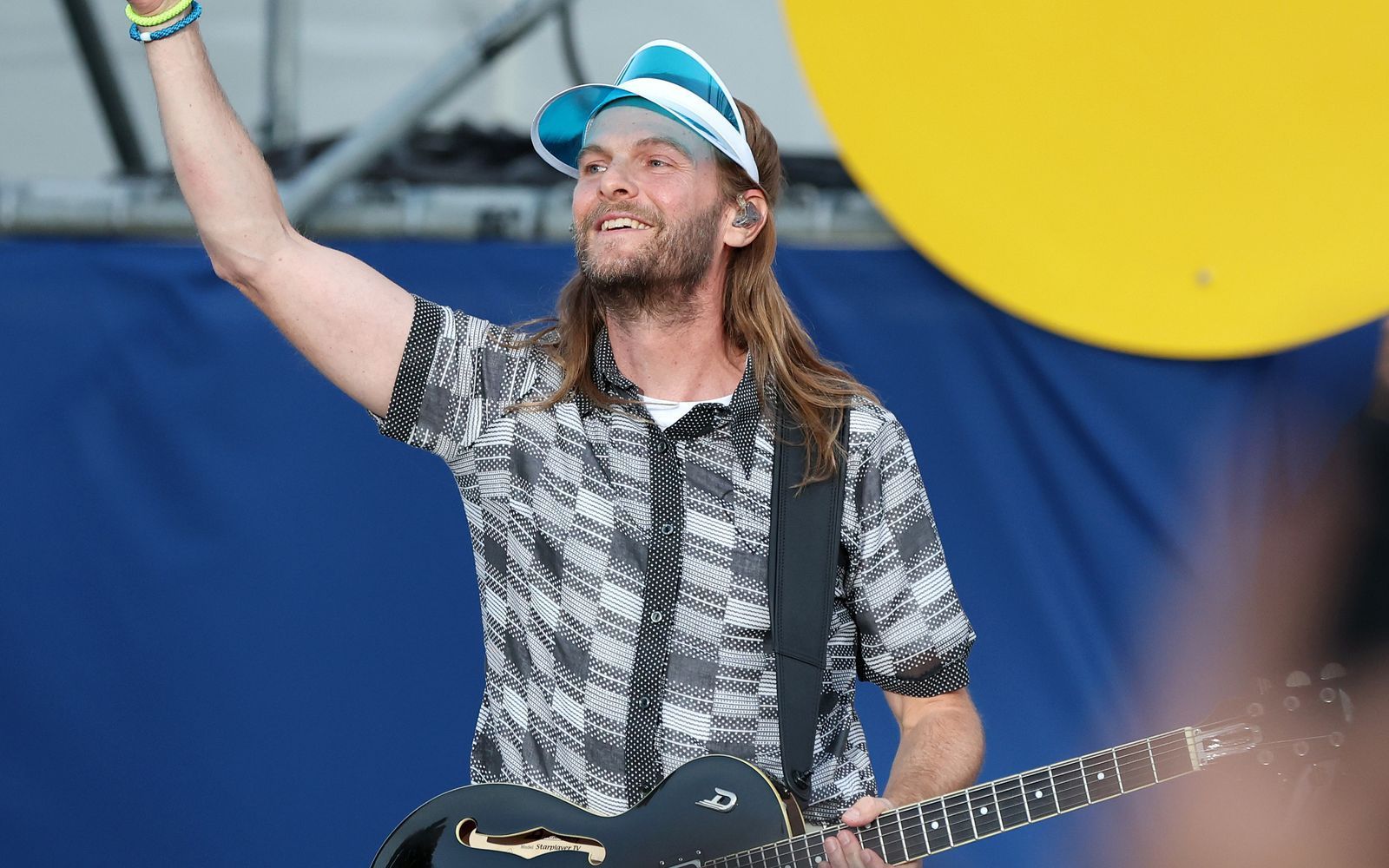 „Wir haben uns immer relativ kurzfristige Ziele gesetzt“, erklärt Peter Brugger im Interview: „Am Anfang war es mal ein Konzert spielen, dann mal aus München rausfahren, mal auf Tour gehen, mal eine Platte machen, dann vielleicht mal eine Platte bei einem großen Label machen. So haben wir uns von einem Schritt zum nächsten gedacht und gehofft und gearbeitet.“  (Bild: 2022 Getty Images/Alexander Hassenstein)