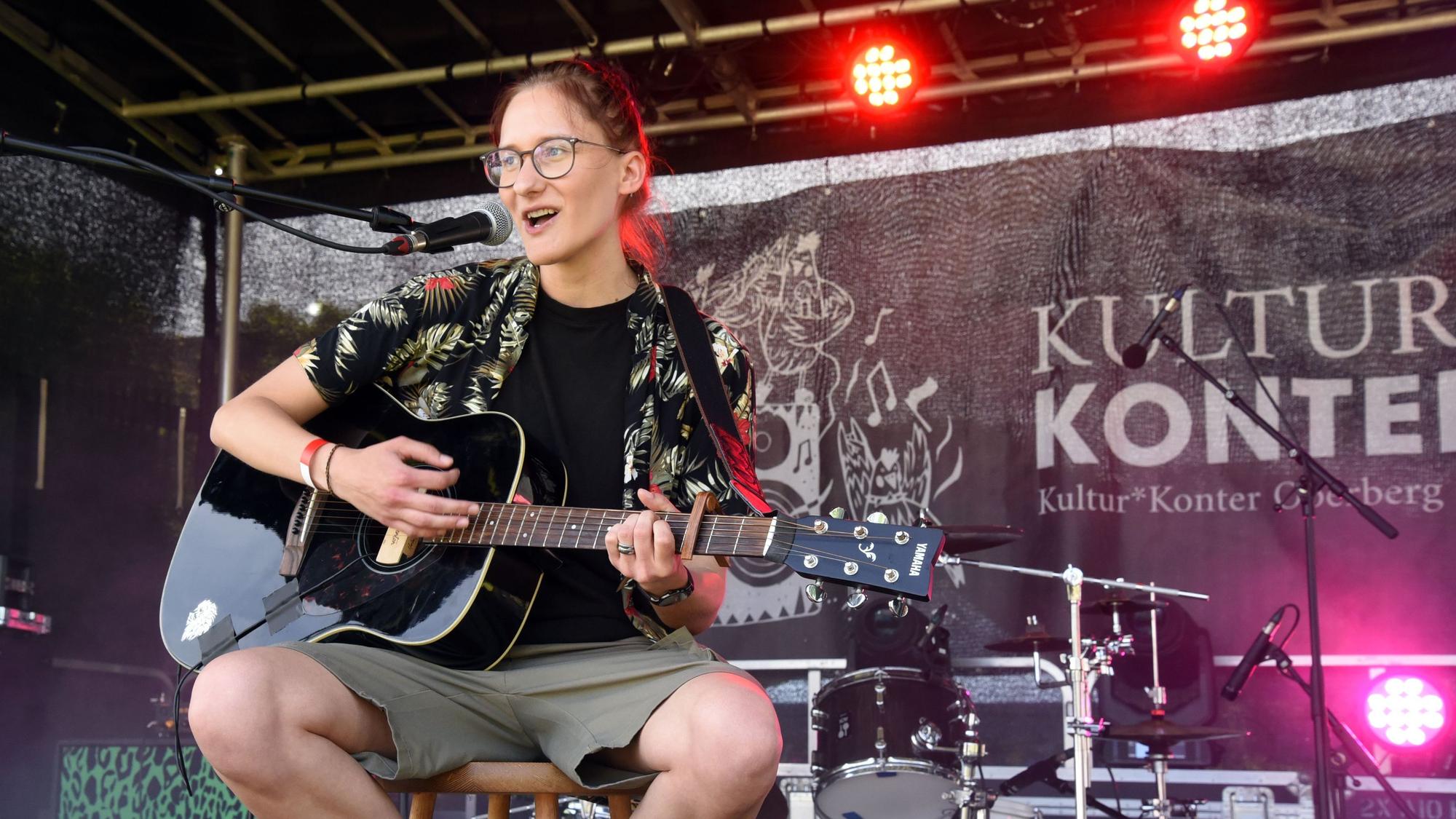 Zum Line-Up des Gummersbacher Festivals „Love Music! Hate Fascism!“ am heißen Samstagnachmittag im Stadtgarten auf dem Steinmüllergelände gehörte auch die Musikerin Rebecca.