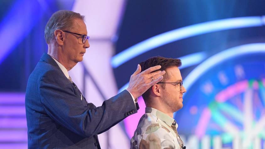 With A Little Help From My Friend Günther Jauch: Die Schläfen-Massage des Quizmasters löste bei Kandidat Maximilian Frank die Blockade - er gewann 64.000 Euro. (Bild: RTL/Stefan Gregorowius)