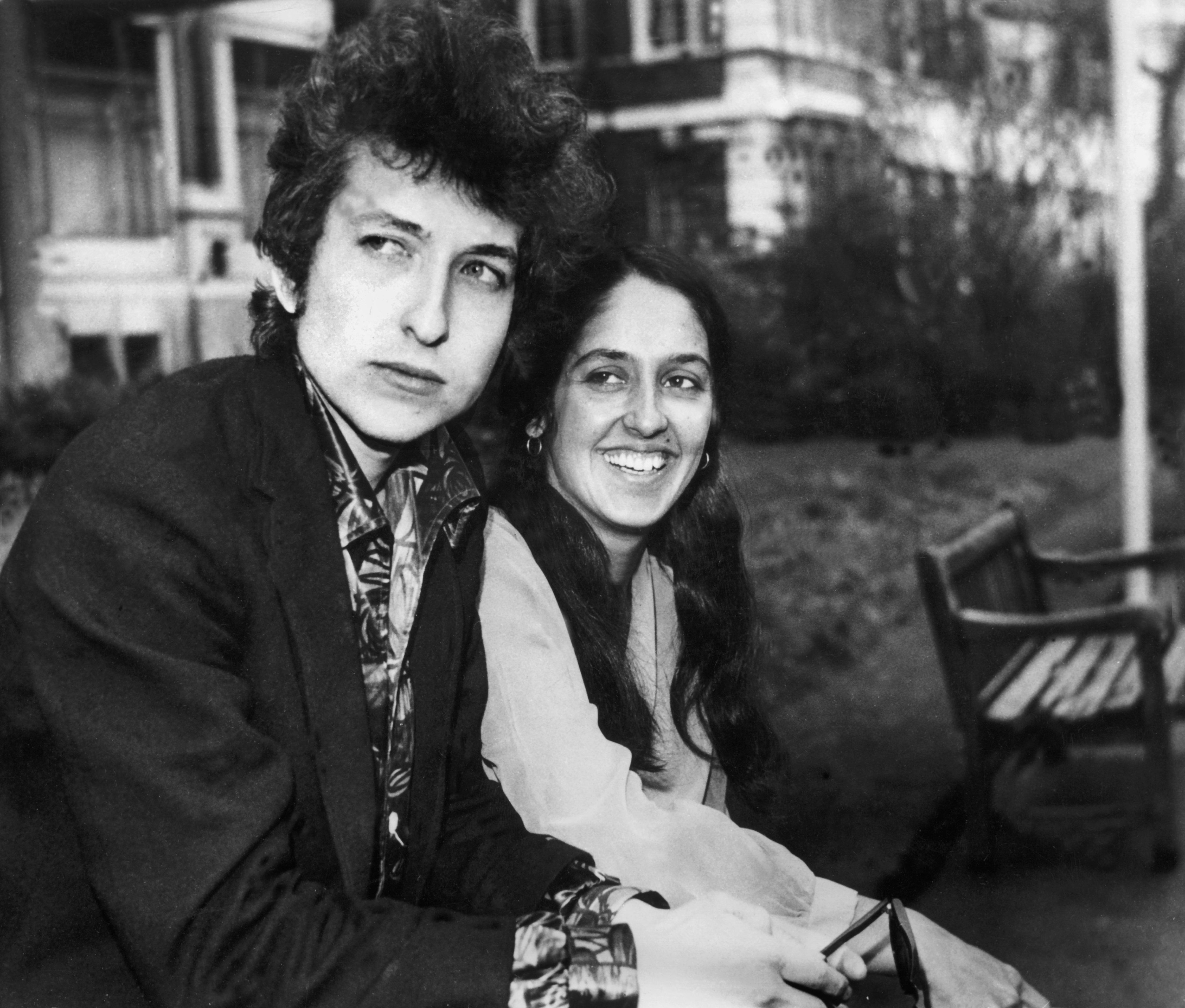 27.04.1965, Großbritannien, London: Bob Dylan, US-amerikanischer Singer-Songwriter, und seine Kollegin Joan Baez.