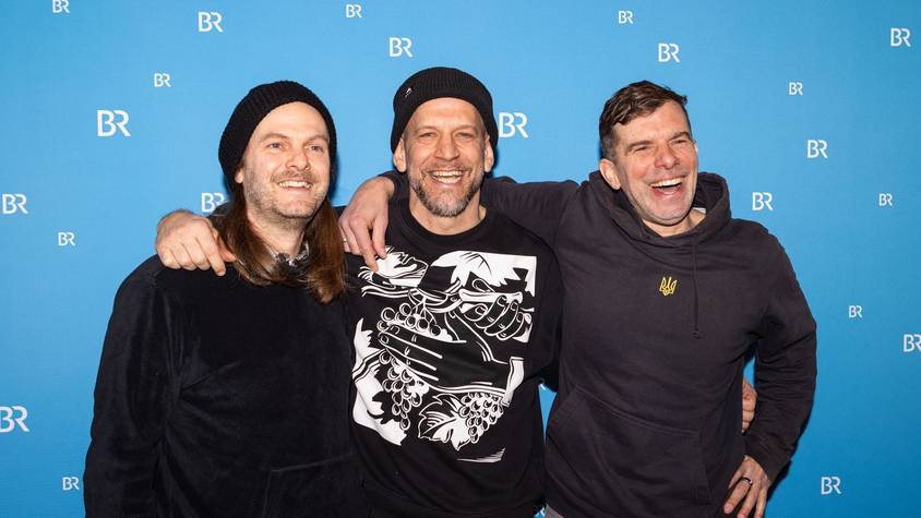 Seit 30 Jahren sind sie eine Band und überstanden gemeinsam eine große Krise (von links): Sänger und Gitrarrist Peter Brugger, Sänger und Schlagzeuger Florian Weber und Bassist, Keyboarder und Sänger Rüdiger Linhof. (Bild: BR/Raphael Kast)