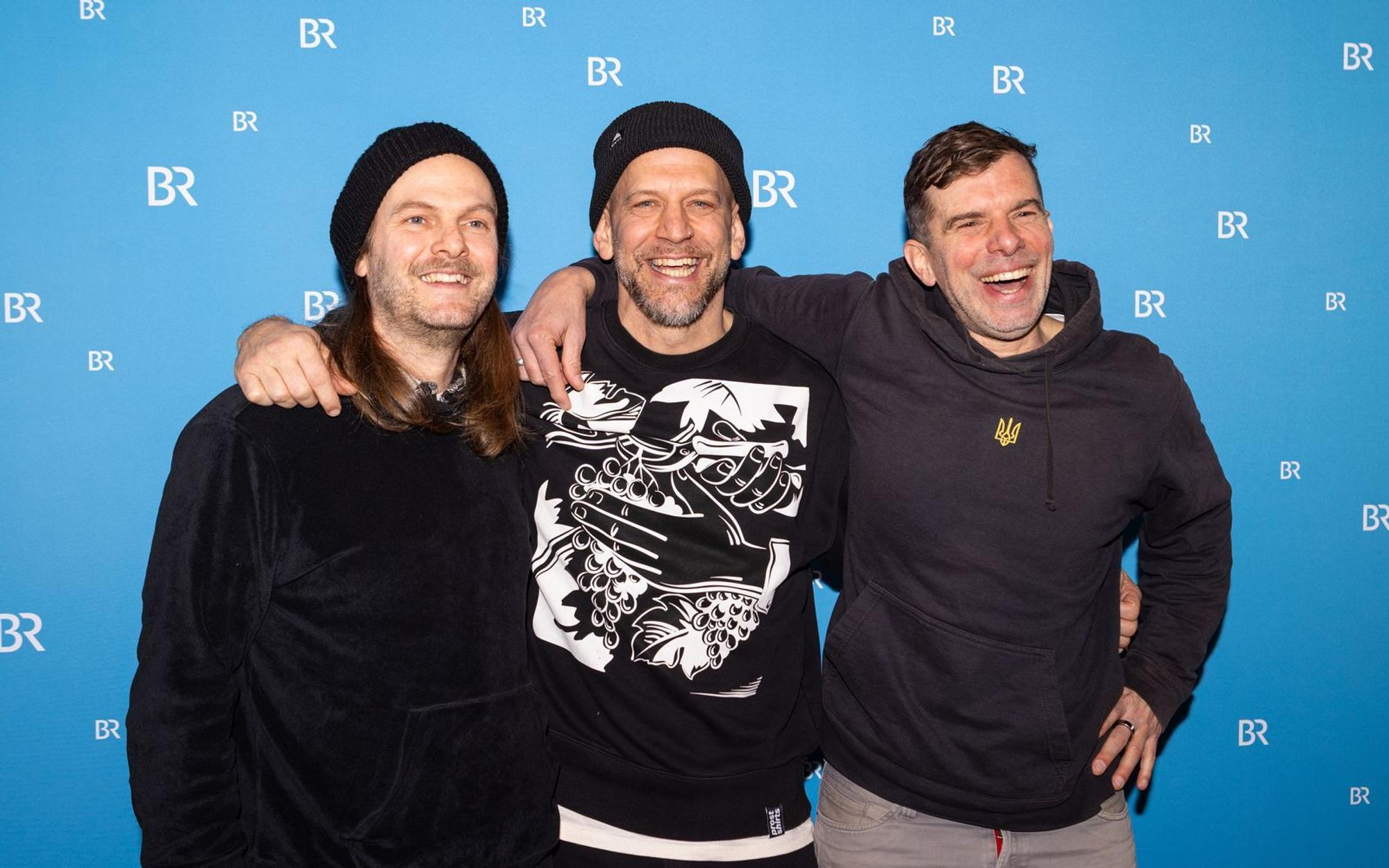 Seit 30 Jahren sind sie eine Band und überstanden gemeinsam eine große Krise (von links): Sänger und Gitrarrist Peter Brugger, Sänger und Schlagzeuger Florian Weber und Bassist, Keyboarder und Sänger Rüdiger Linhof. (Bild: BR/Raphael Kast)