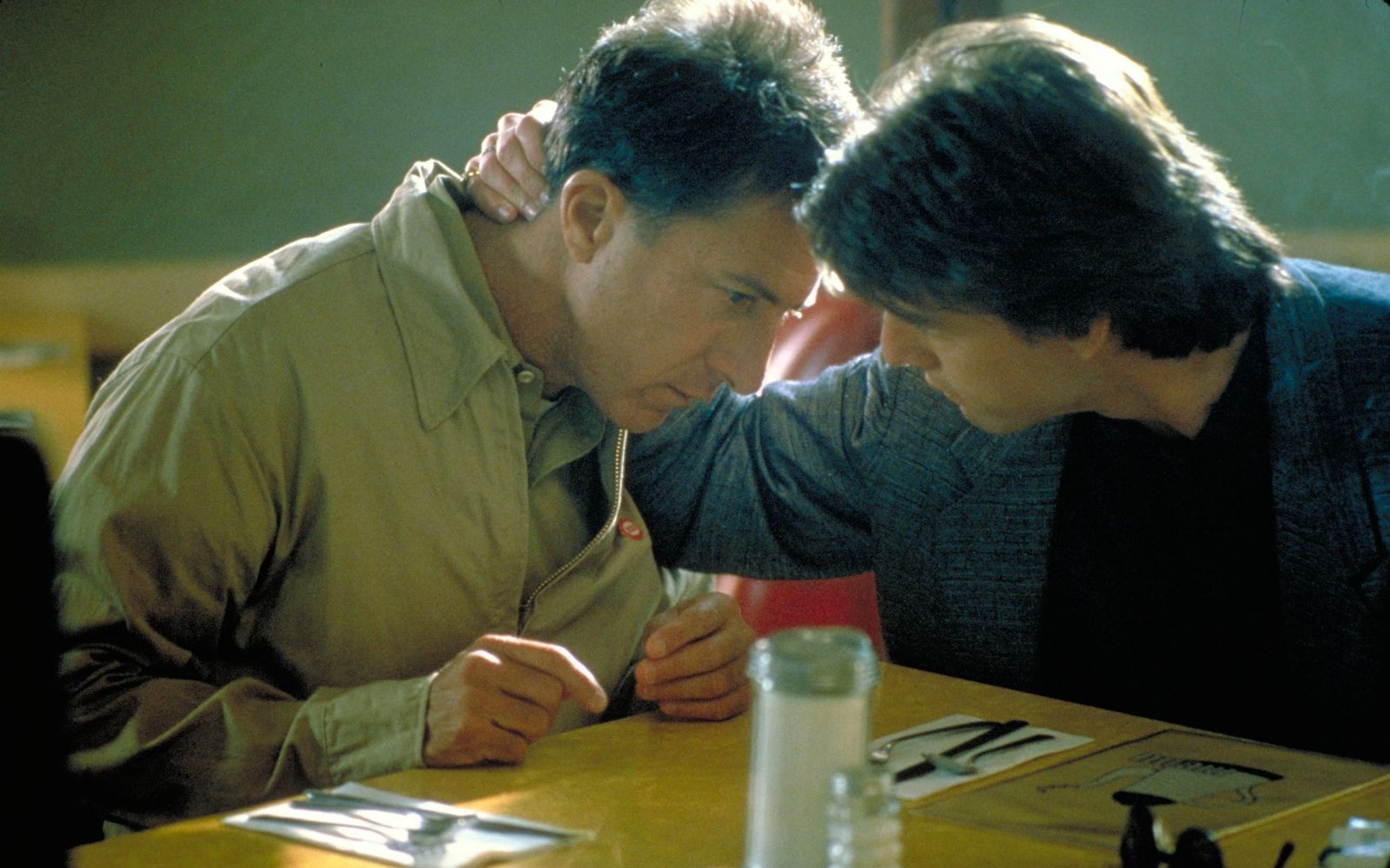 Tiefe brüderliche Liebe entwickelt sich zwischen den ungleichen Brüdern Charlie (Tom Cruise, rechts) und Raymond (Dustin Hoffman).  (Bild: 1988 United Artists Pictures, Inc. All rights reserved.)