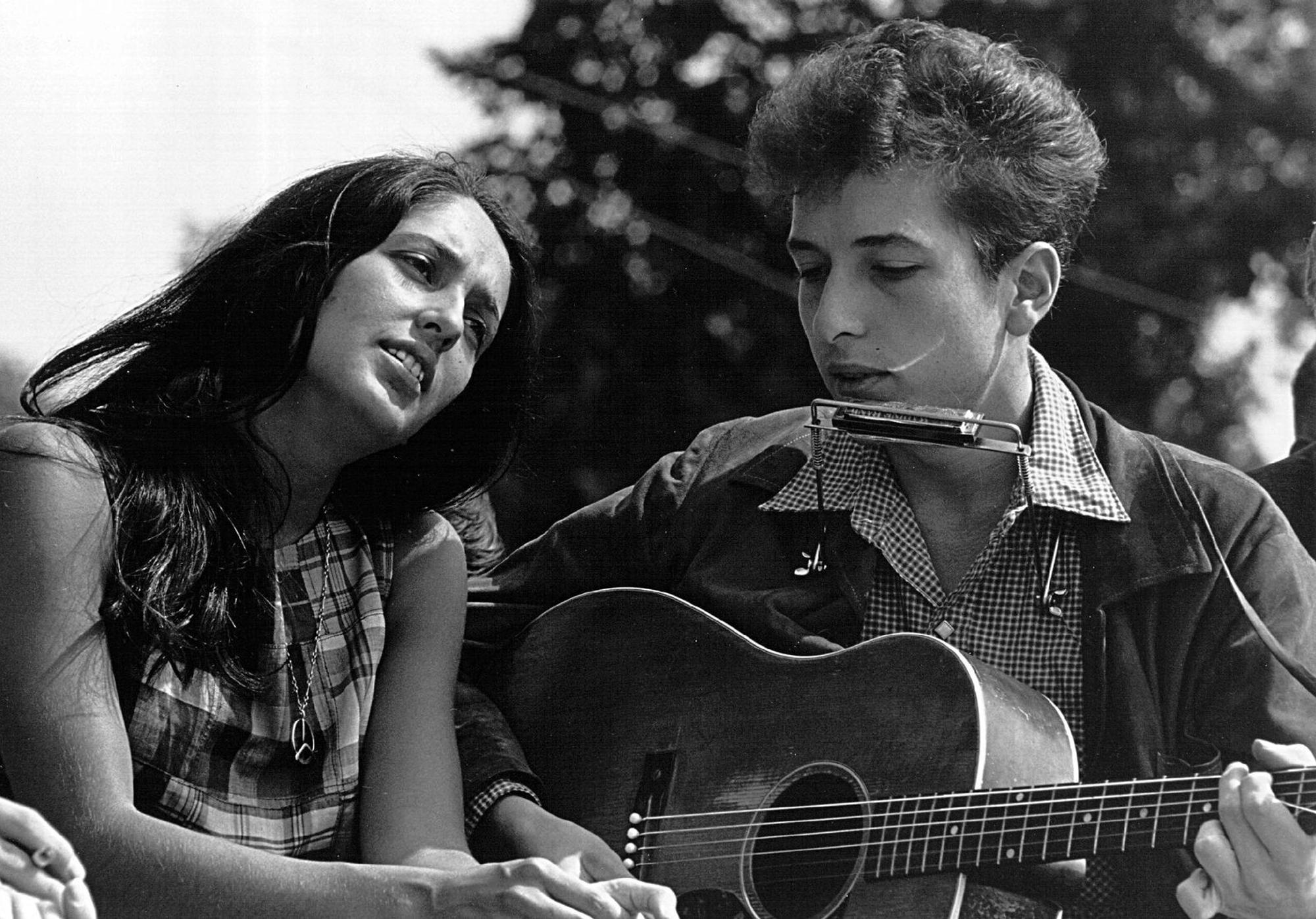 Zwei Ikonen der Folk-Musik: Joan Baez und Bob Dylan traten 1963 gemeinsam beim historischen Marsch nach Washington auf. (Bild: Rowland Scherman/National Archive/Newsmakers)