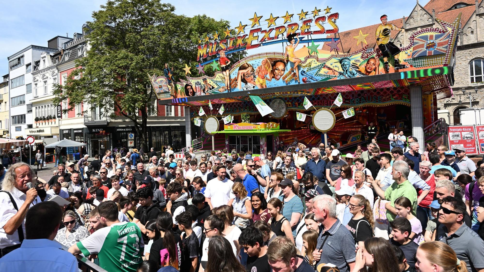 Zu sehen ist eine Menschenmenge auf der Pfingstkirmes in Bergisch Gladbach.