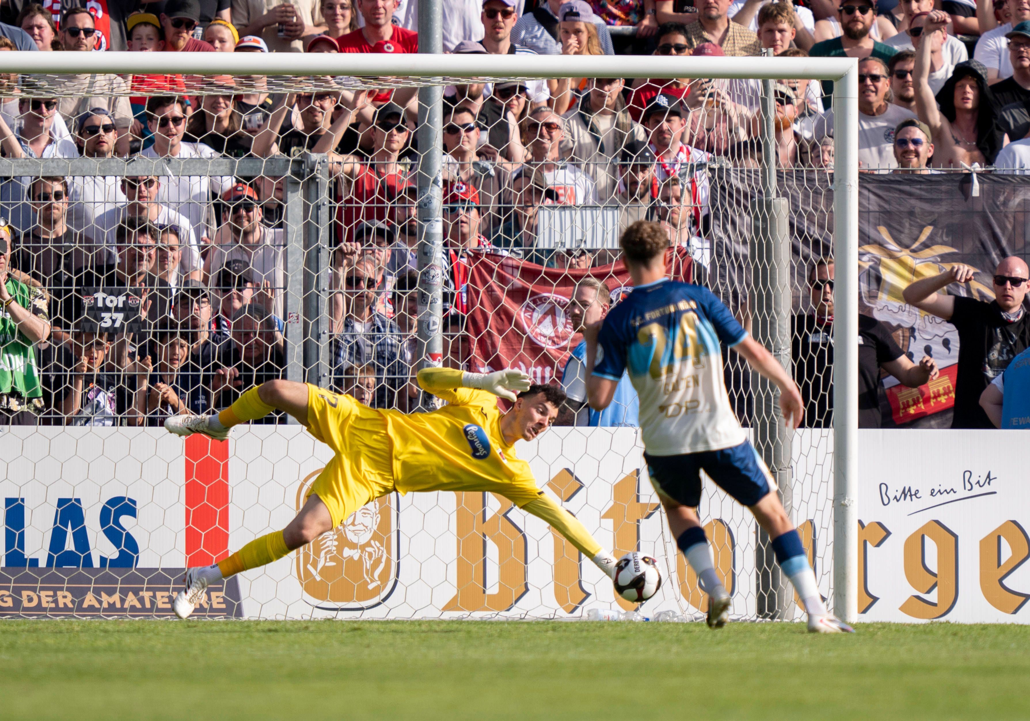 Arne Schulz Viktoria Koeln, 27 hält den entscheidenden Elfmeter von Dejan Galjen Fortuna Koeln, 24 und sichert somit den Pokalsieg SC Fortuna Köln vs. Viktoria Köln 23.05.2026 Fussball, Bitburger-Pokalfinale 2026, GER, Sportpark Höhenberg, Köln *** Arne Schulz Viktoria Koeln, 27 saves the decisive penalty kick from Dejan Galjen Fortuna Koeln, 24 and thus secures the cup victory SC Fortuna Köln vs Viktoria Köln 23 05 2026 Football, Bitburger Pokalfinale 2026, GER, Sportpark Höhenberg, Cologne Copyright: HMBxMedia/xMarcoxBader