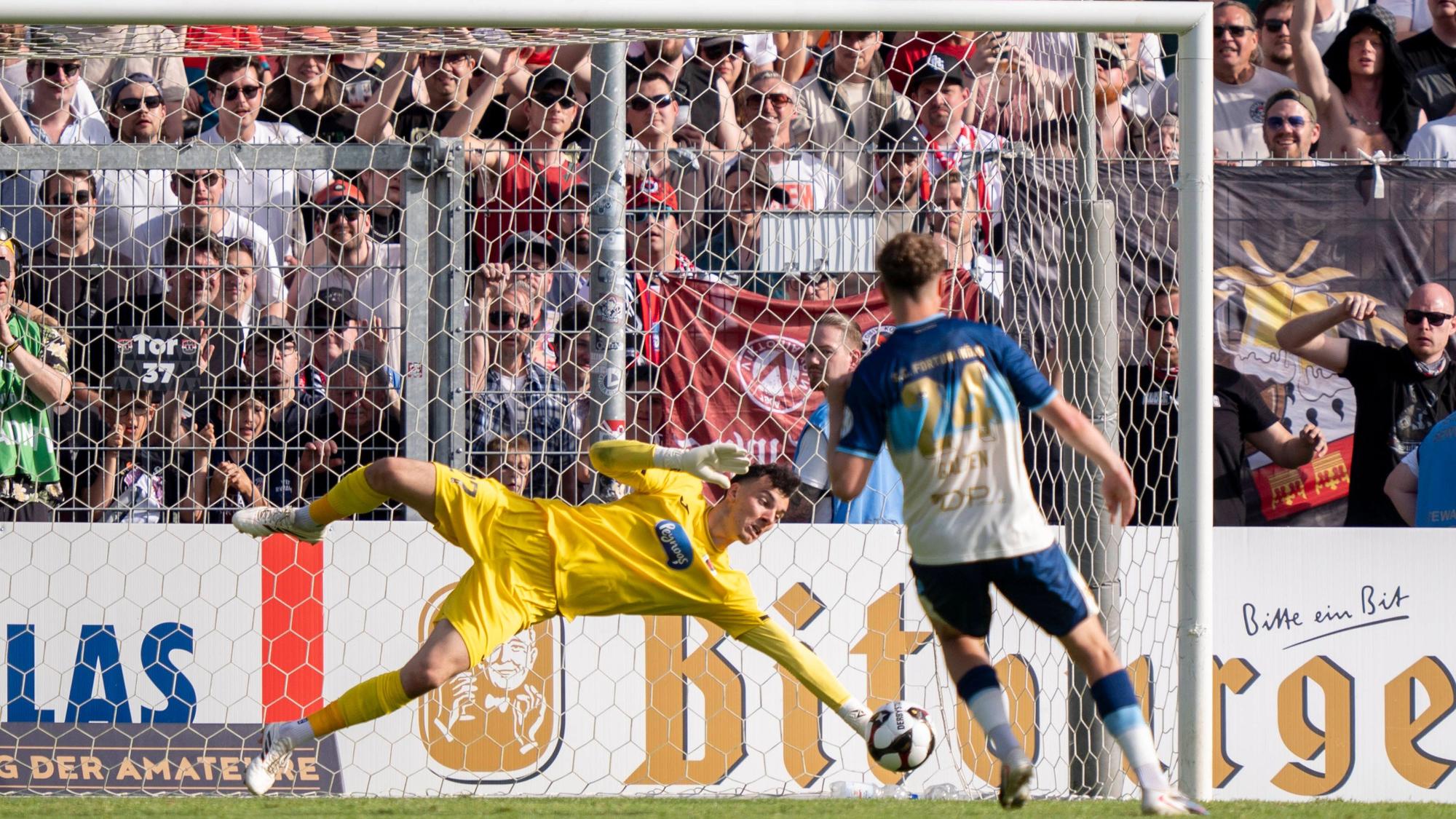 Arne Schulz Viktoria Koeln, 27 hält den entscheidenden Elfmeter von Dejan Galjen Fortuna Koeln, 24 und sichert somit den Pokalsieg SC Fortuna Köln vs. Viktoria Köln 23.05.2026 Fussball, Bitburger-Pokalfinale 2026, GER, Sportpark Höhenberg, Köln *** Arne Schulz Viktoria Koeln, 27 saves the decisive penalty kick from Dejan Galjen Fortuna Koeln, 24 and thus secures the cup victory SC Fortuna Köln vs Viktoria Köln 23 05 2026 Football, Bitburger Pokalfinale 2026, GER, Sportpark Höhenberg, Cologne Copyright: HMBxMedia/xMarcoxBader