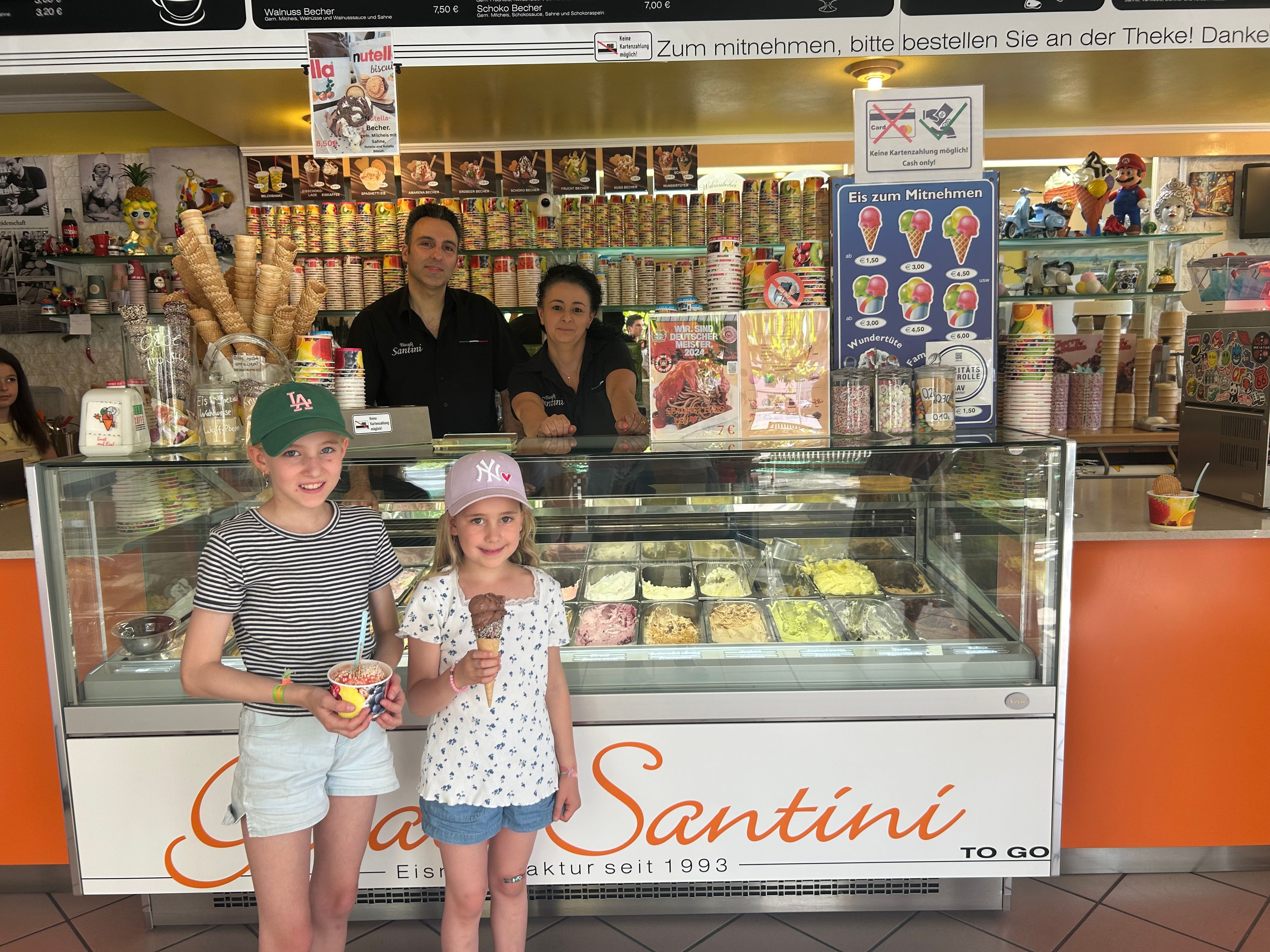 Eis muss sein: Marco und Laura Di Salvo mit den Schwestern Paula (l) und Mathilda in ihrer Eisdiele in Lützenkirchen