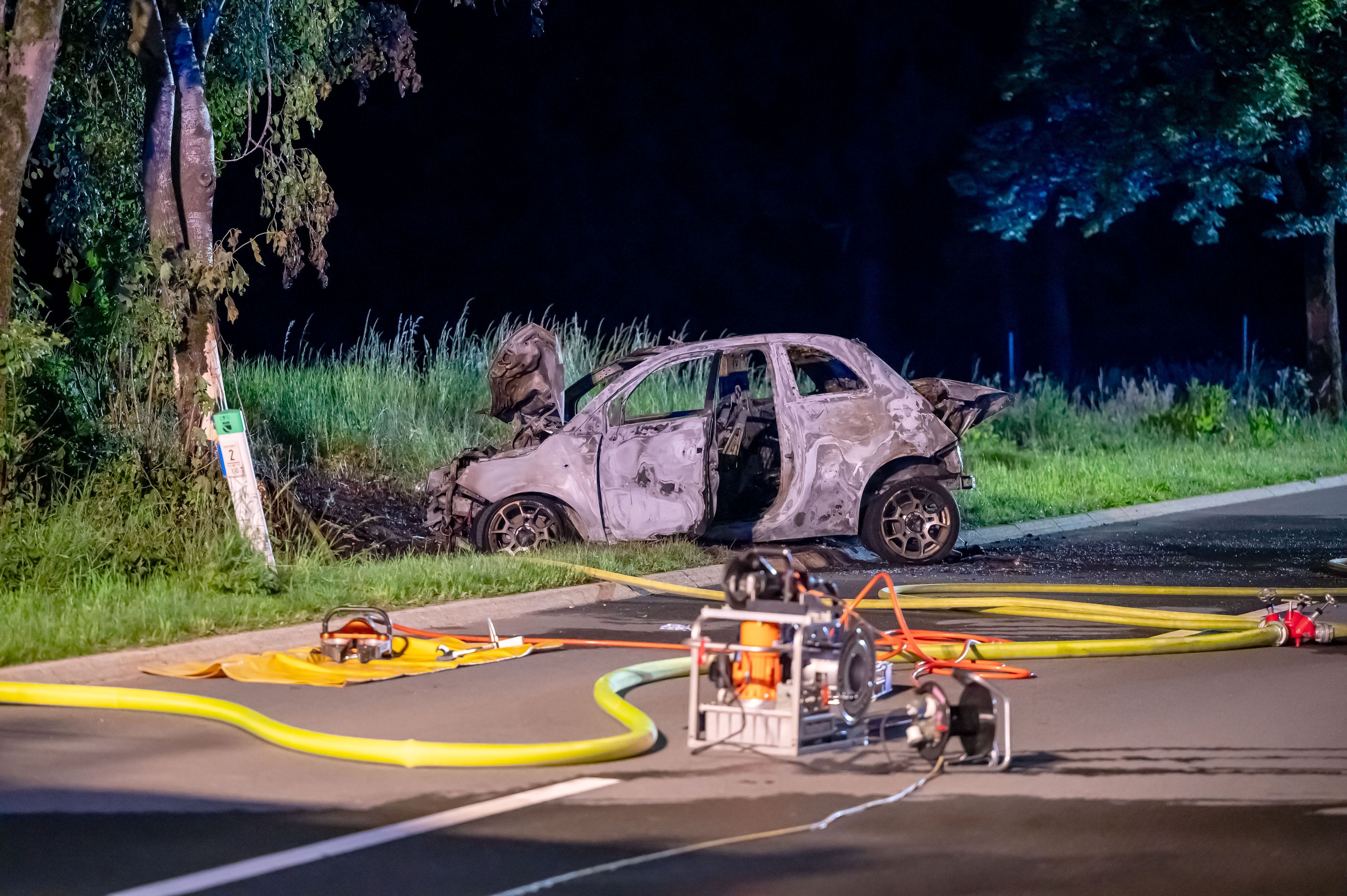 Ersthelfer versuchten, die eingeklemmte Lindlarerin aus dem Wrack ihres brennenden Autos zu retten. Doch das misslang.