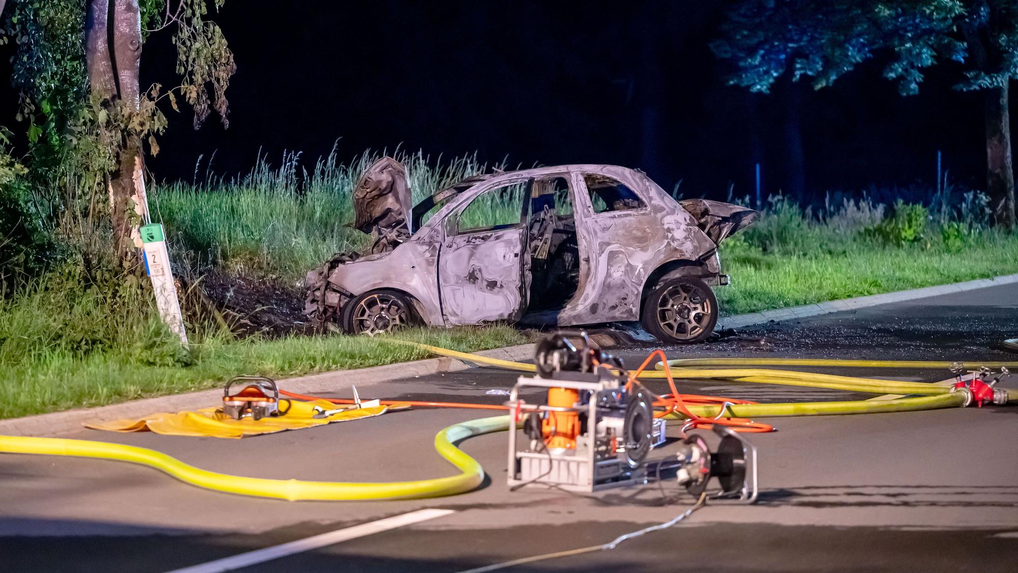 Ersthelfer versuchten, die eingeklemmte Lindlarerin aus dem Wrack ihres brennenden Autos zu retten. Doch das misslang.