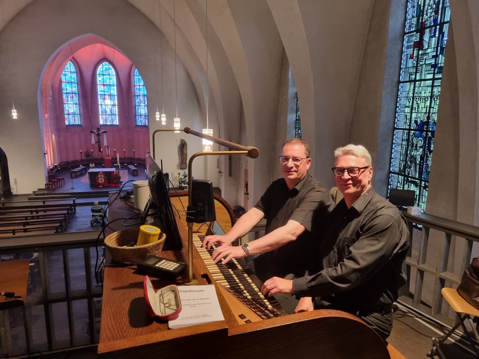 Andrea Filippini und Michael Porr spielten Orgelmusik für vier Hände.
