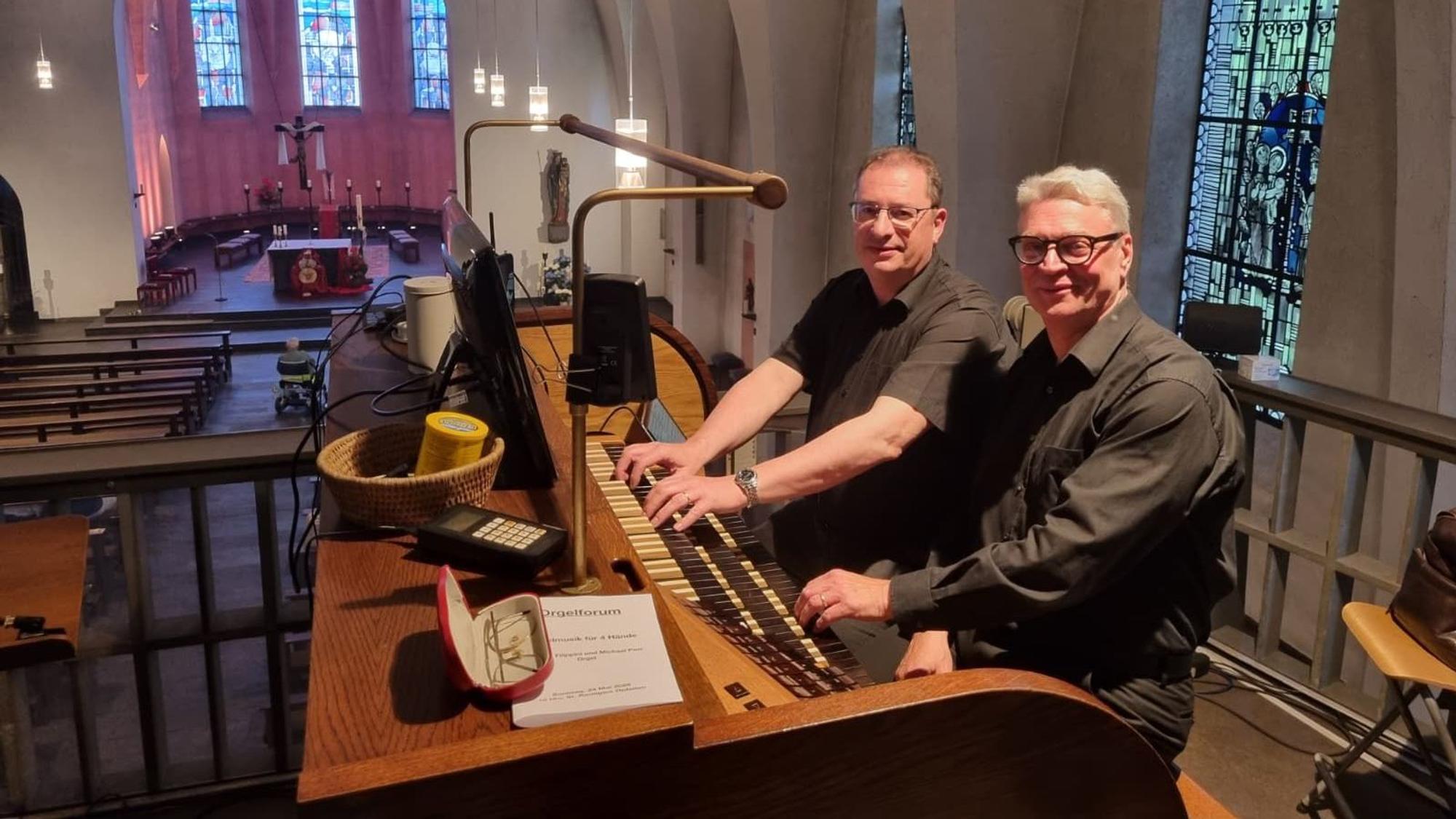 Andrea Filippini und Michael Porr spielten Orgelmusik für vier Hände.