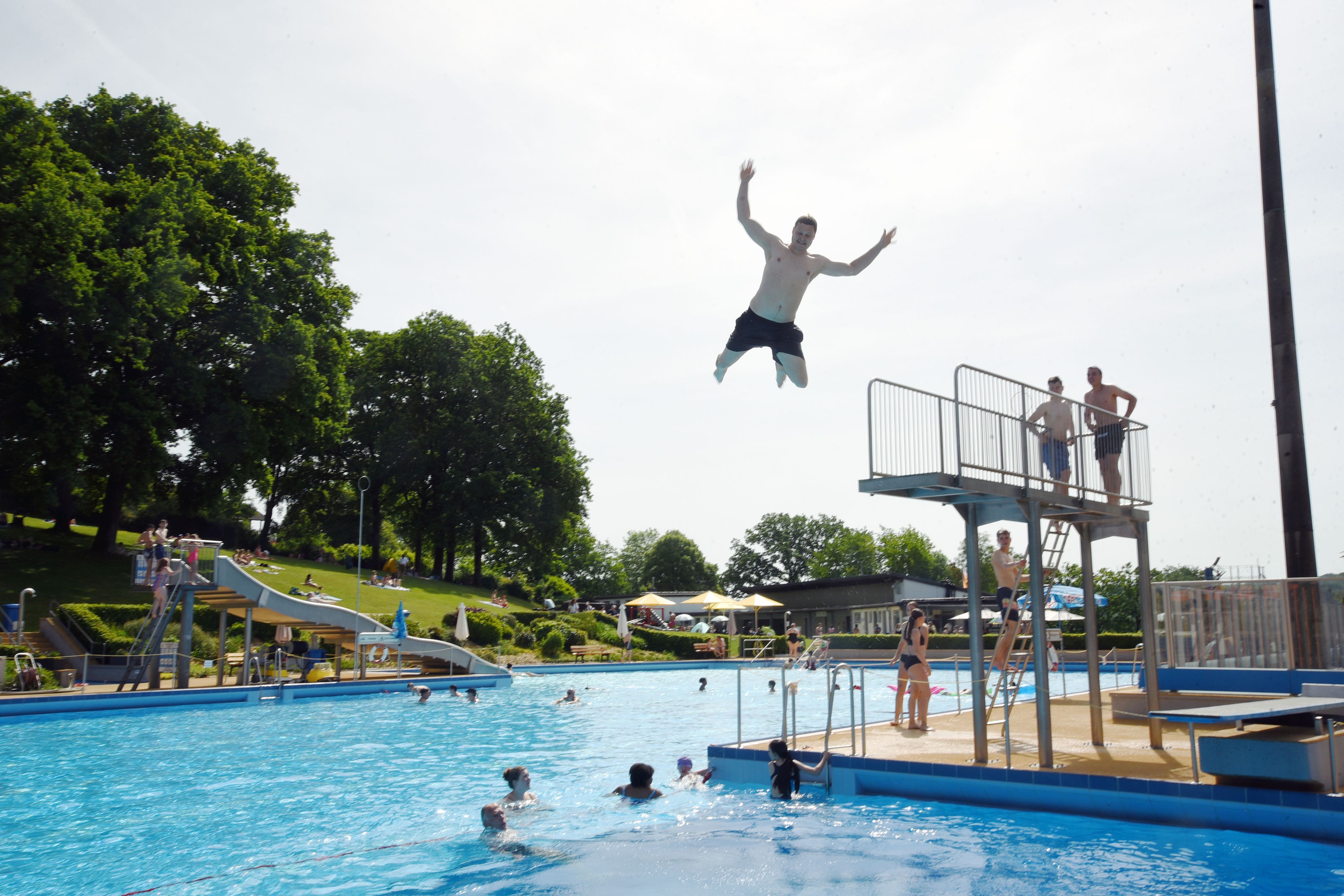 Abwärts, aber mit Vergnügen: An diesem Wochenende ist das Engelskirchener Panoramabad in die neue Badesaison „gesprungen“. Und dieser Sprung war perfekt.