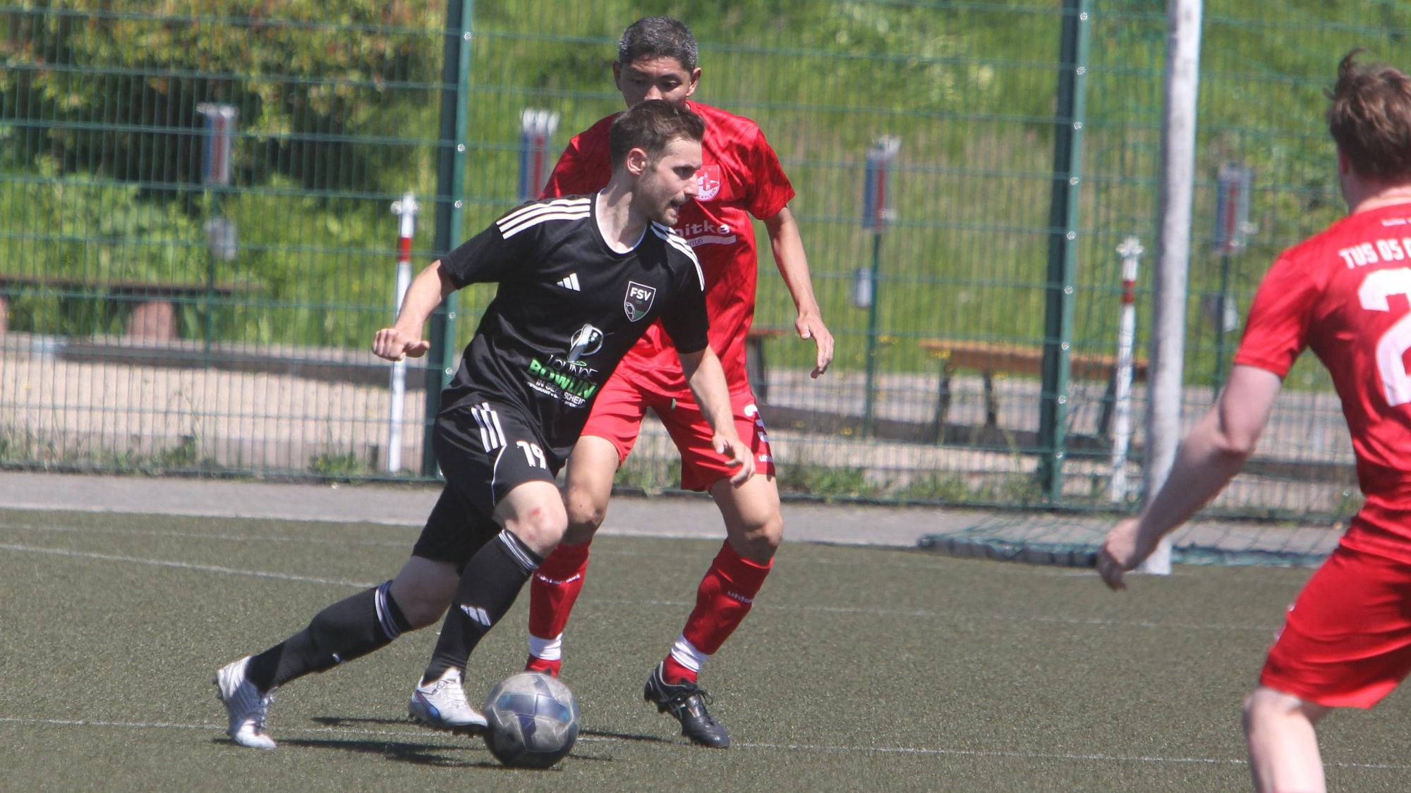 Micha Schmitz (am Ball)