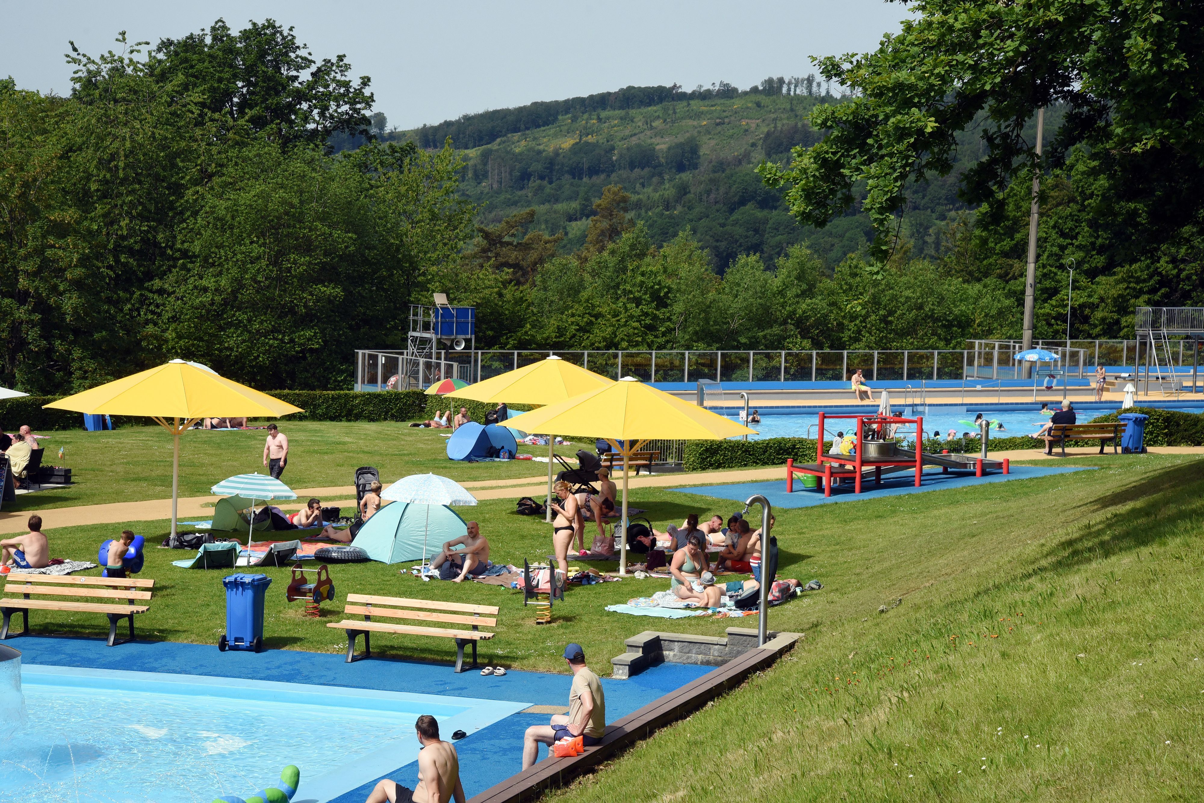 Neu sind auf dem Gelände des Panoramabades in Engelskirchen die drei festinstallierten Sonnenschirme. Spendiert hat diese der Förderverein.