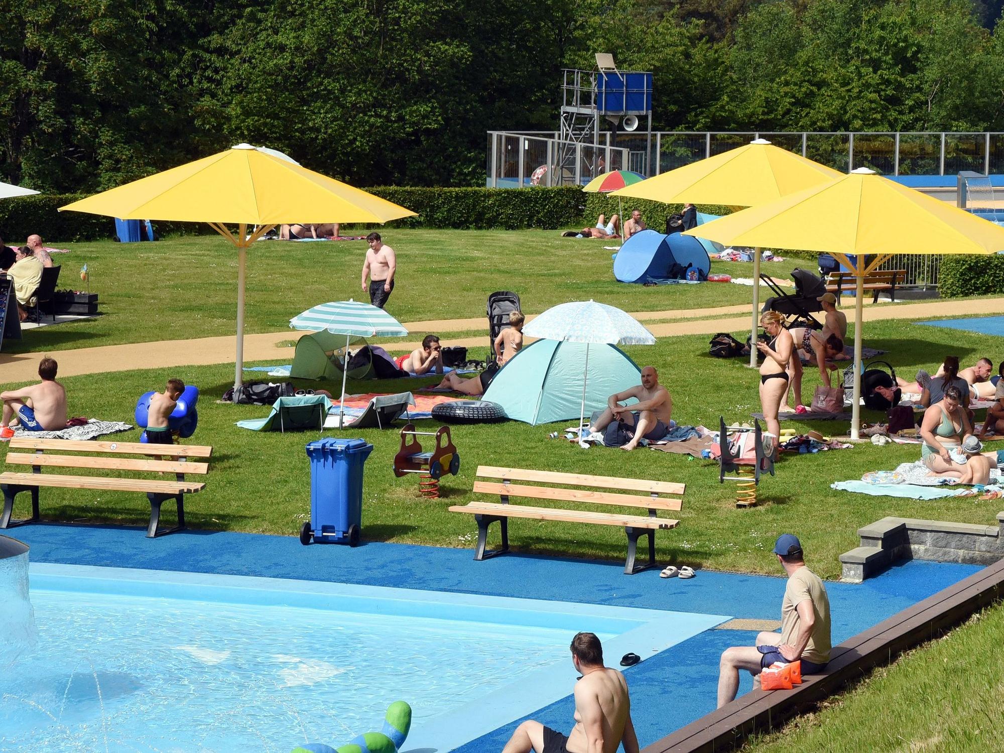 Neu sind auf dem Gelände des Panoramabades in Engelskirchen die drei festinstallierten Sonnenschirme. Spendiert hat diese der Förderverein.