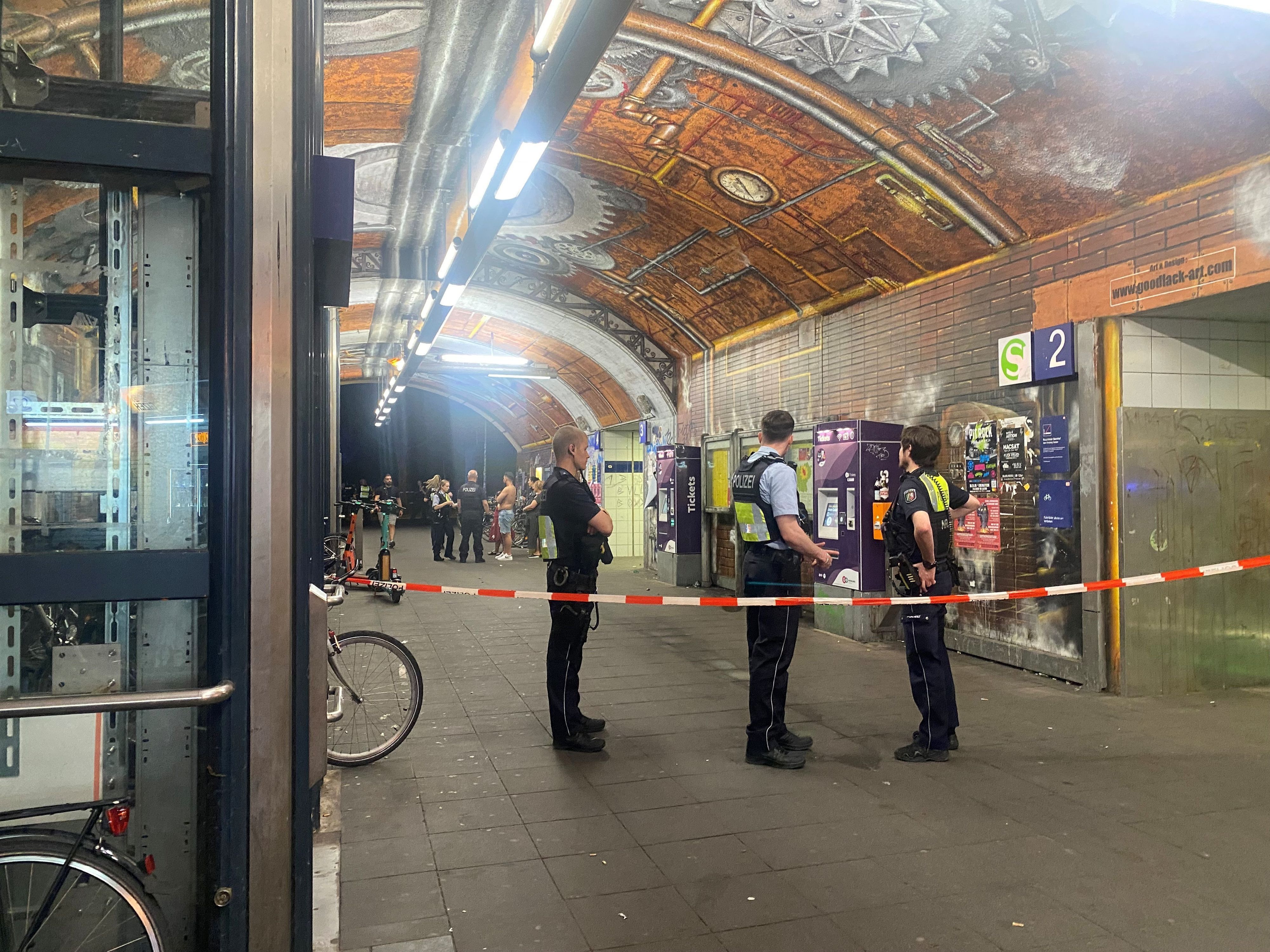 Polizisten am Bahnhof Ehrenfeld