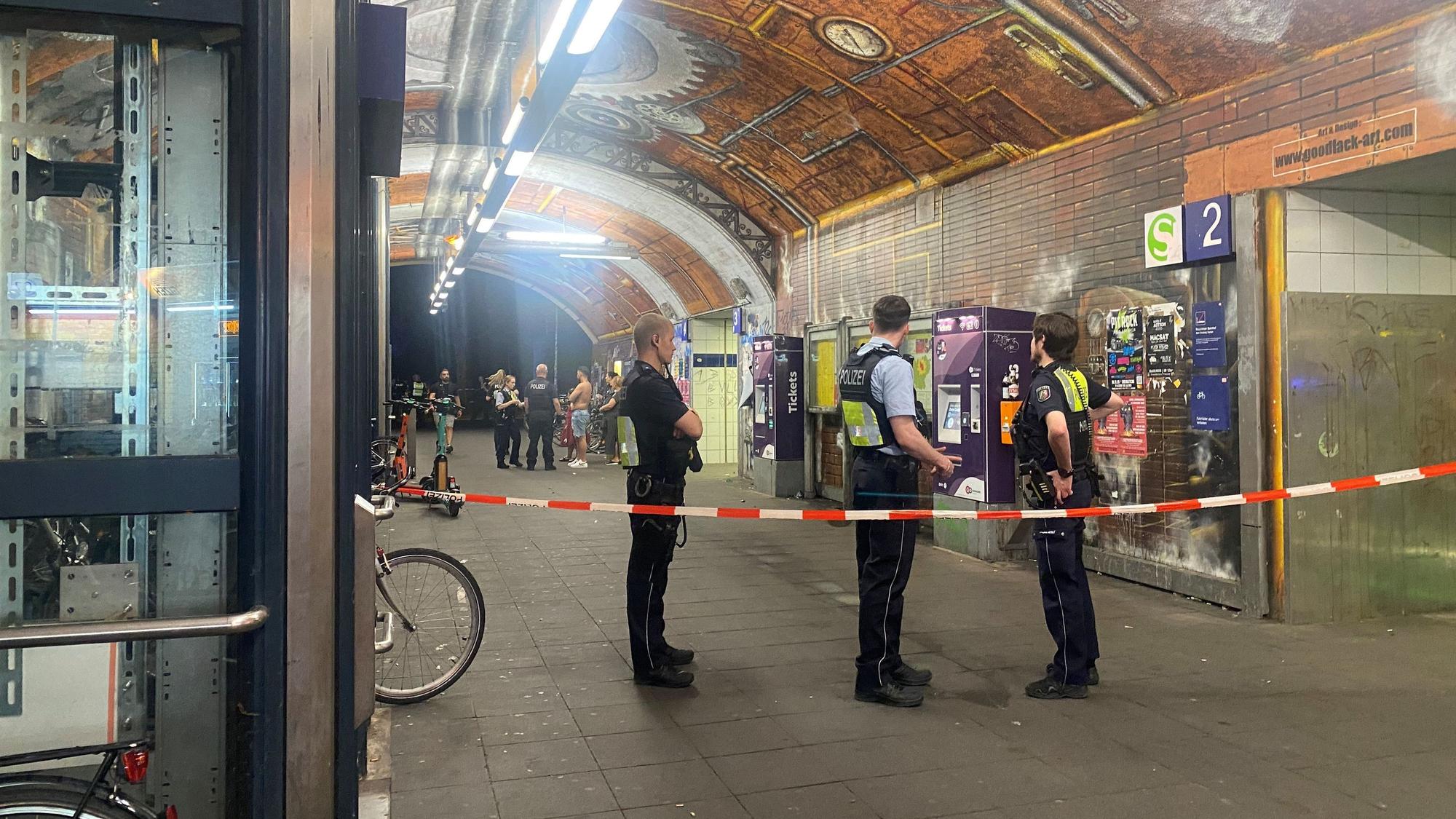 Polizisten am Bahnhof Ehrenfeld
