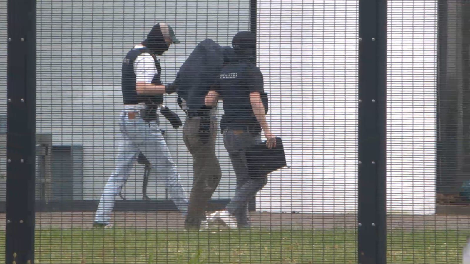 20.05.2026, Baden-Württemberg, Karlsruhe: Ein Mann, bei dem es sich vermutlich um einen mutmaßliche chinesischer Spion wird zur Haftvorführung an den Bundesgerichtshof (BGH) gebracht. Die Bundesanwaltschaft hat in München zwei mutmaßliche chinesische Spione festnehmen lassen. Das Ehepaar mit deutscher Staatsangehörigkeit soll für einen chinesischen Geheimdienst Kontakte zu zahlreichen Wissenschaftlern an deutschen Hochschulen und Forschungseinrichtungen aufgenommen haben, wie die Karlsruher Behörde mitteilte. Foto: René Priebe/PR-Video /dpa - ACHTUNG: Kennzeichen wurde aus rechtlichen Gründen gepixelt +++ dpa-Bildfunk +++