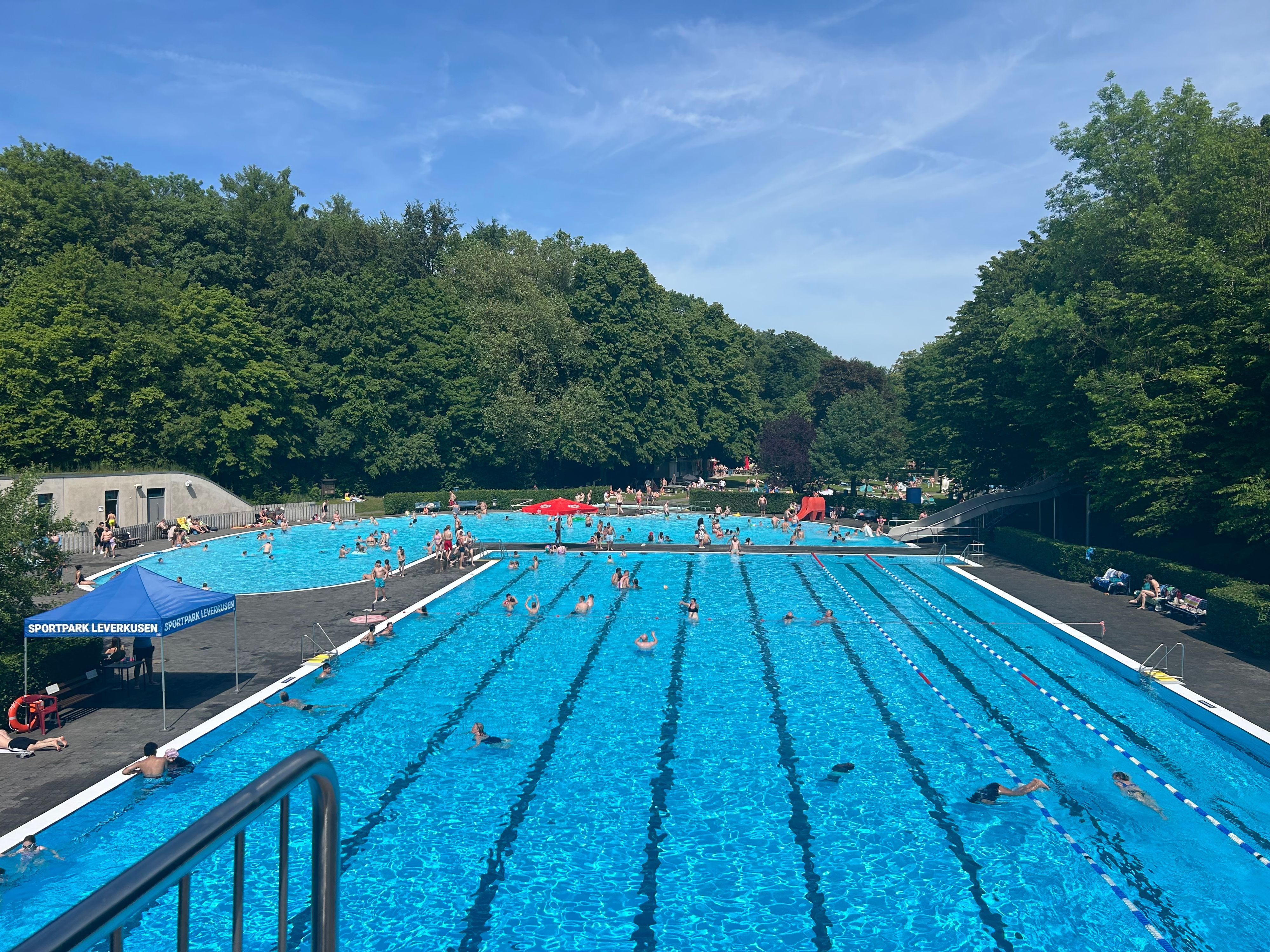 Der Blick vom Fünfmeter-Sprungturm beweist, dass das Freibad Wiembachtal noch freie Kapazitäten hat.